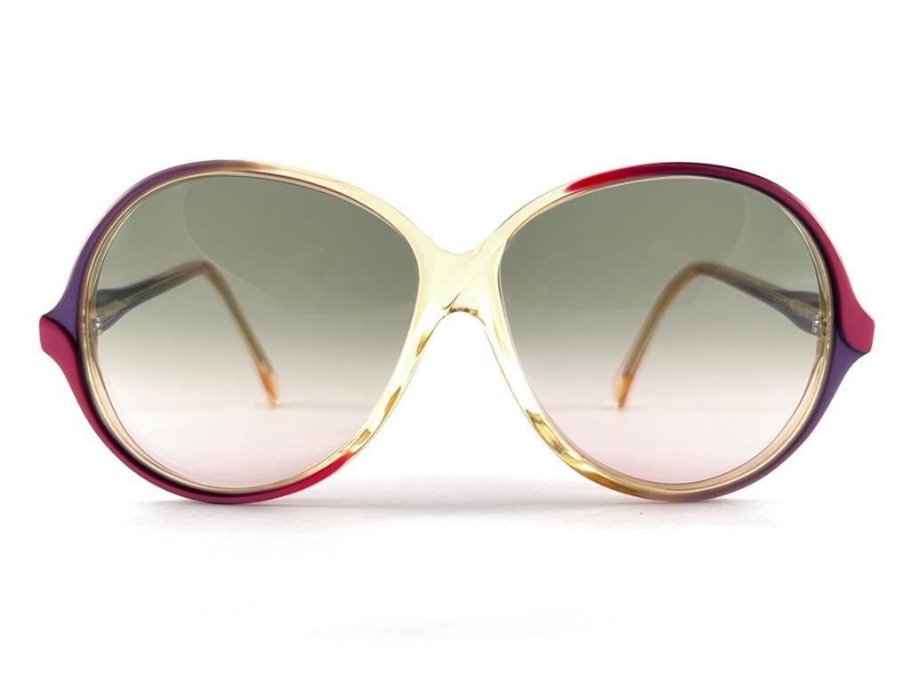 Rare paire de lunettes de soleil Oliver Goldsmith Translucide Multicolore 
Tenant une paire de lentilles vertes dégradées sans tache.
Une pièce rare et unique
Cet article peut présenter des signes mineurs d'usure dus au stockage. 



Fabriqué en