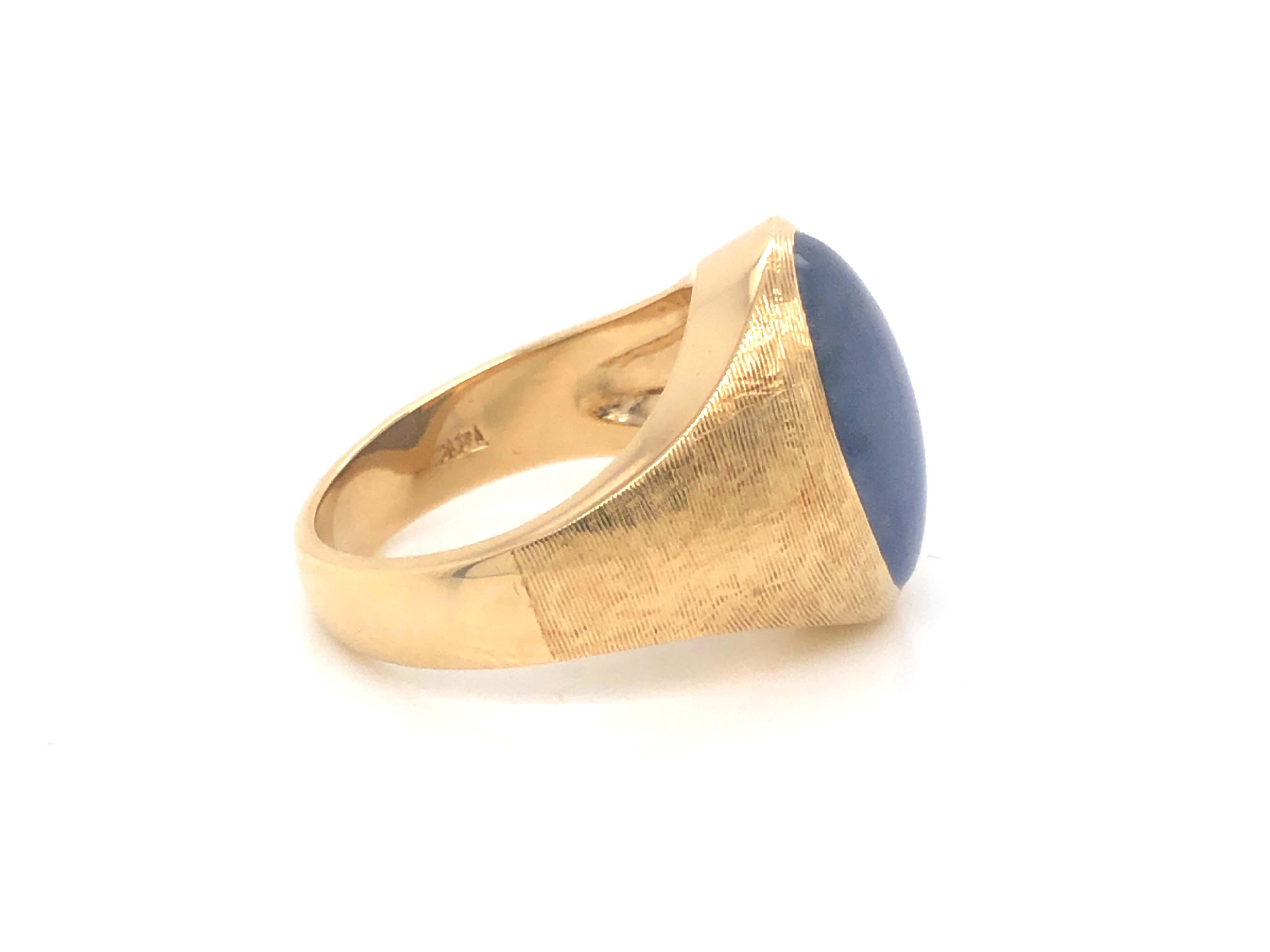 Vintage Rare Oval Cabochon Purple Blue Jade Ring - 14k Yellow Gold In Good Condition In Honolulu, HI