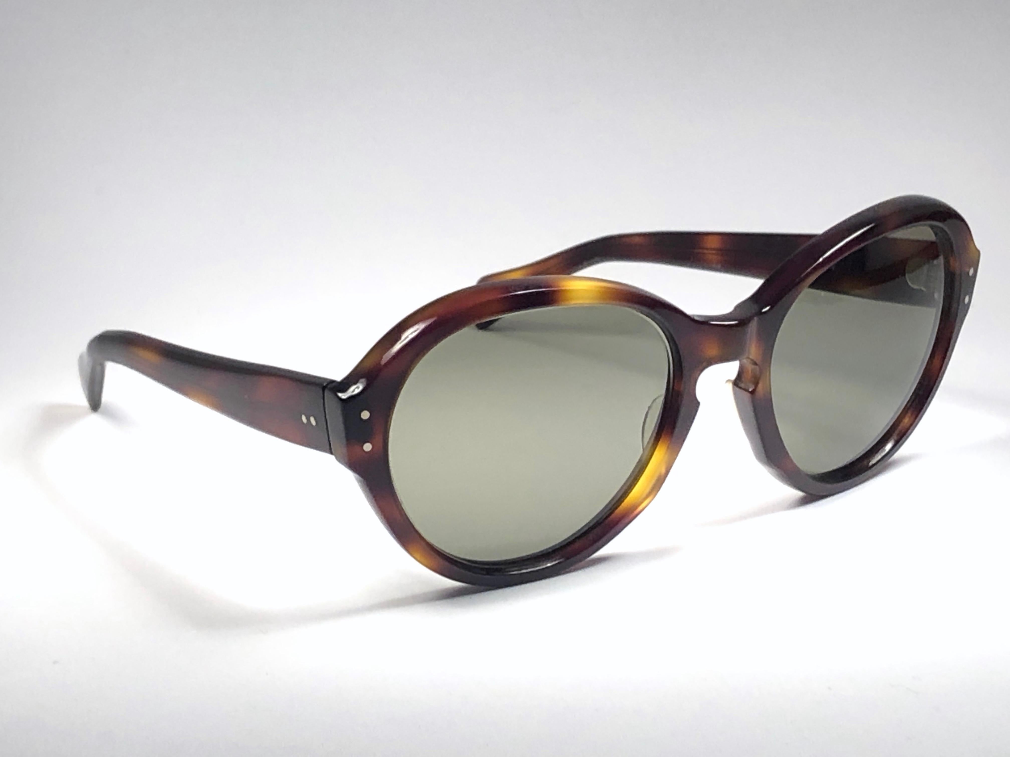 New Avant garde Pierre Marly sunglasses.



A real treasure not to miss out!!

Please notice this item has minor sign of wear due to storage. Spotless brown lenses.

Made in France.

Front : 16 cms 
Lens Height : 5 cms 
Lens width : 6 cms 
Temples :