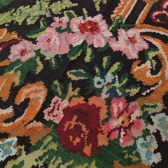 Vintage Rare Room Size Black Ground Bessarabian Kilim con motivi botanici