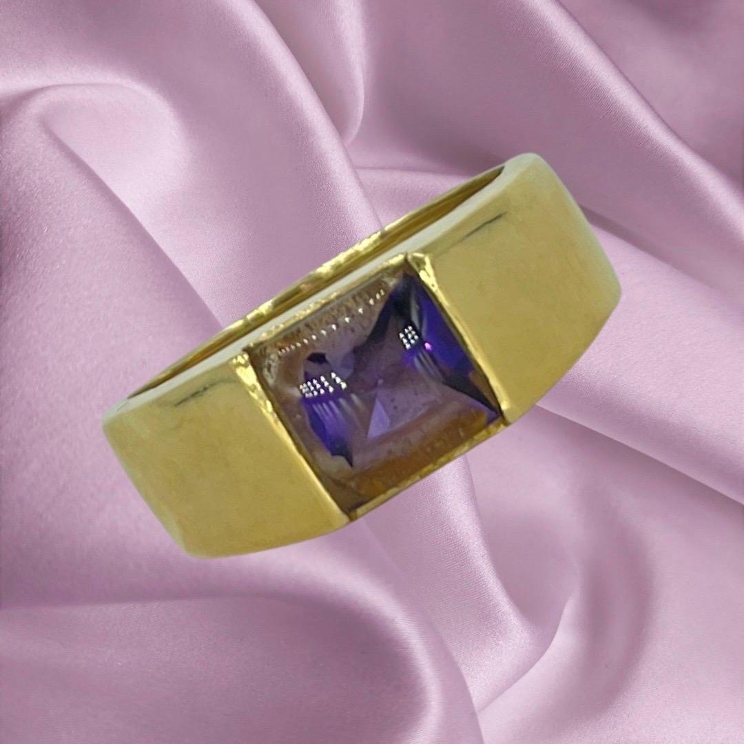 Ohrclips und Ring aus 18 Karat Gold mit quadratischem Amethyst im Cabochon-Schliff, Vintage Die Ohrringe messen Höhe 20 mm x Breite 9 mm, der seltene Amethyst im quadratischen Cabochon-Schliff misst 9 mm x 9 mm. Der Ring misst 9 mm in der Höhe und