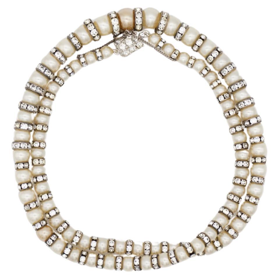 Collana vintage rara con perle sferiche bianche a grandezza variabile e cristalli, a fili lunghi in vendita
