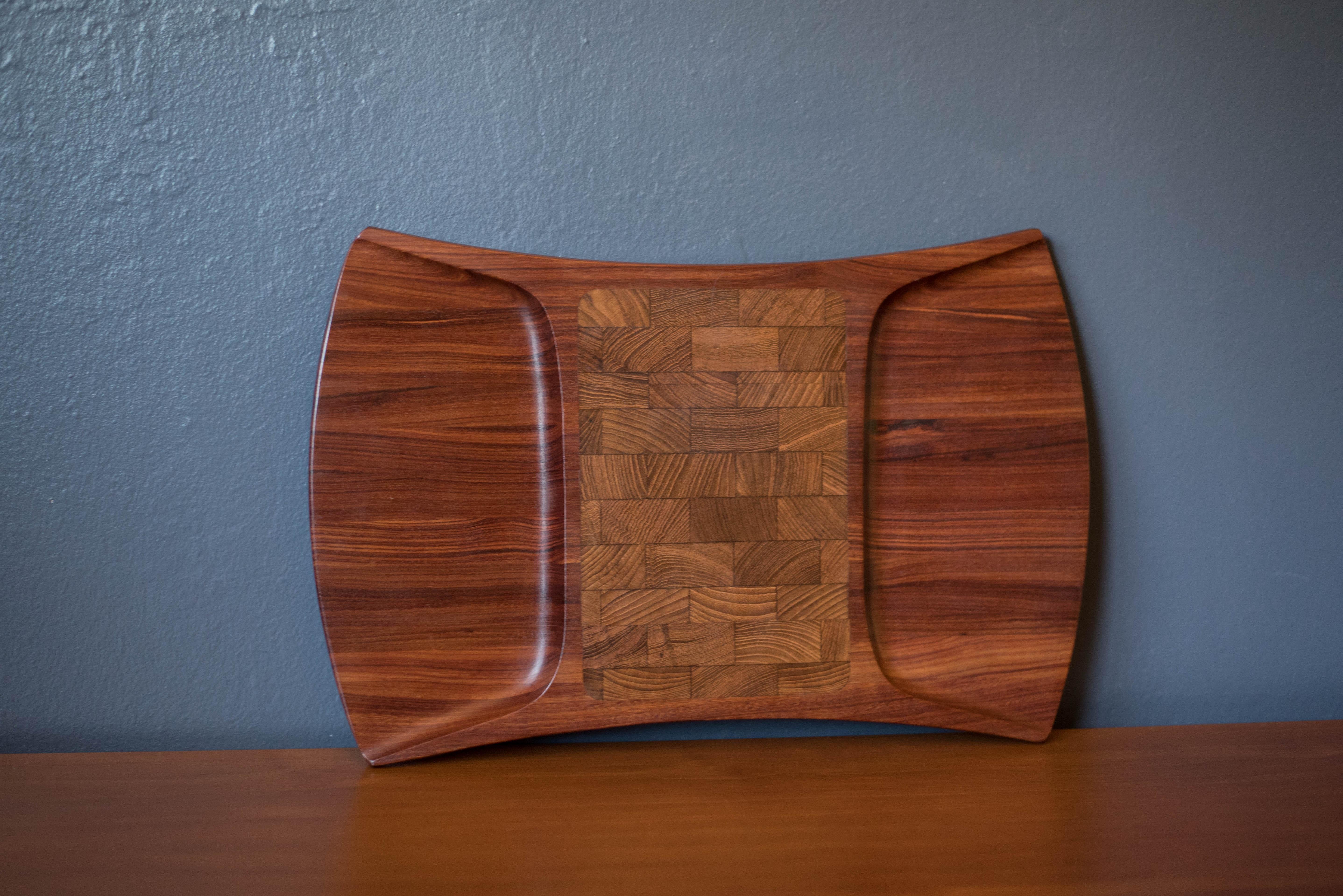 Tagliere per salumi in stile Mid-Century Modern disegnato da Jens H. Quistgaard per Dansk, Danimarca. Questo splendido pezzo fa parte della collezione rare woods ed è realizzato in pao rosa, un legno duro tropicale africano. Perfetto per