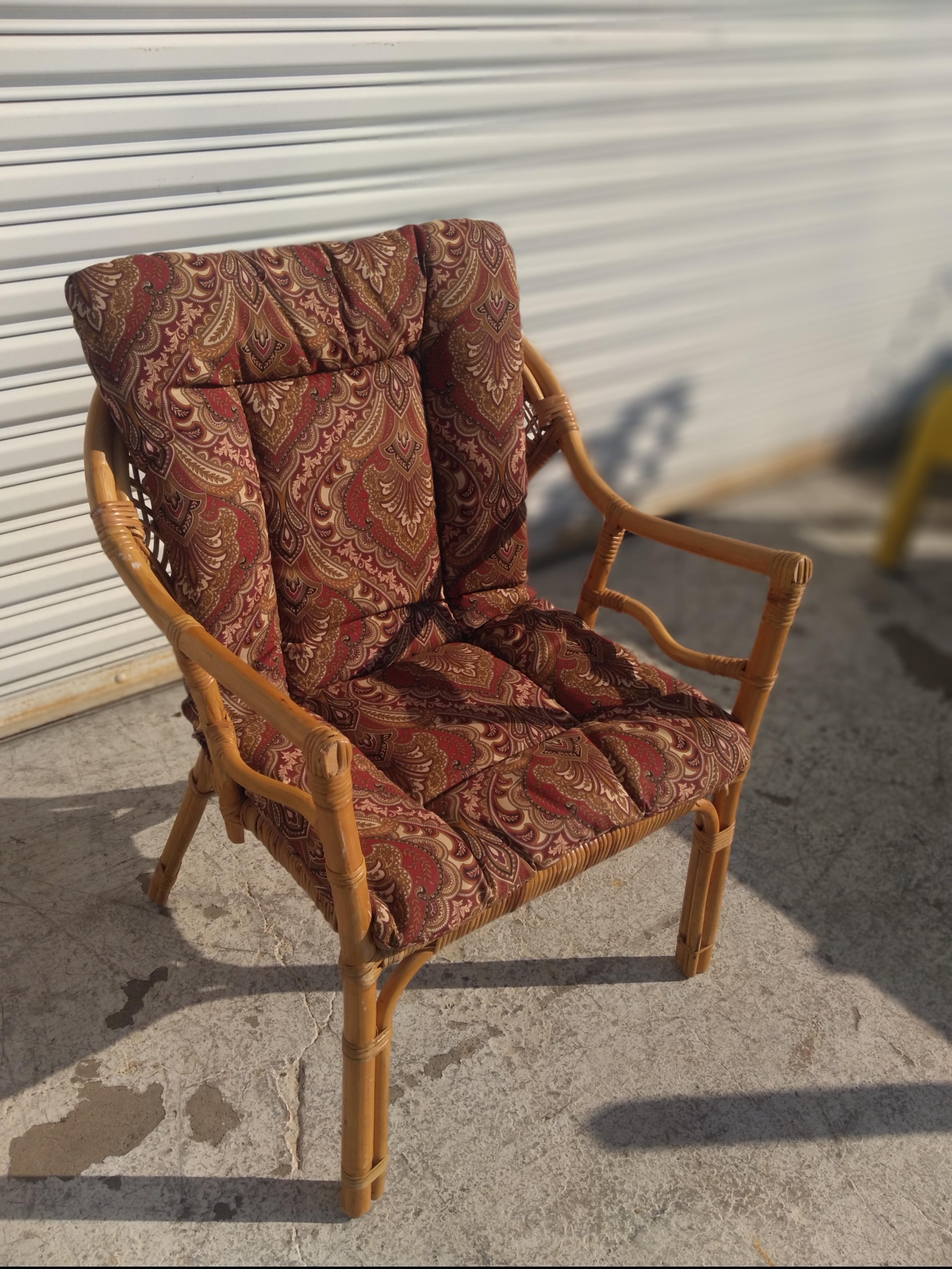Voici un bel exemple de décoration boho chic. Cette chaise est fabriquée en bambou et en rotin tressé. Le bambou est plié et renforcé pour maximiser la stabilité de la chaise. Il est livré avec un coussin fait d'un beau tissu.
