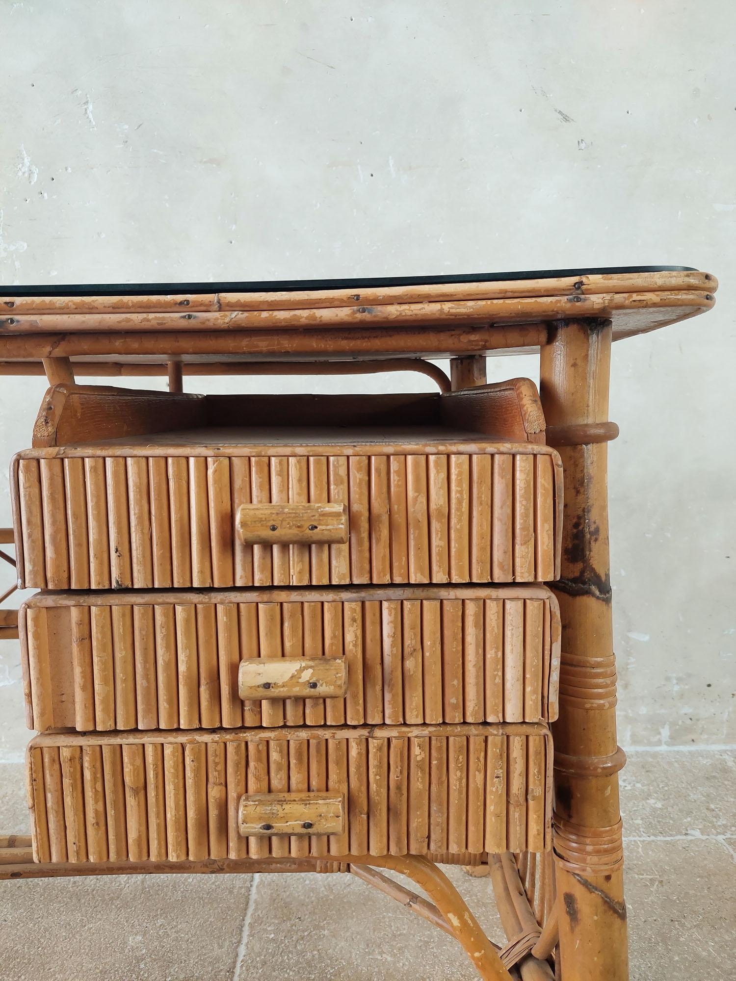Vintage-Schreibtisch aus Rattan und Bambus mit schwarzer Glasplatte (Französisch) im Angebot