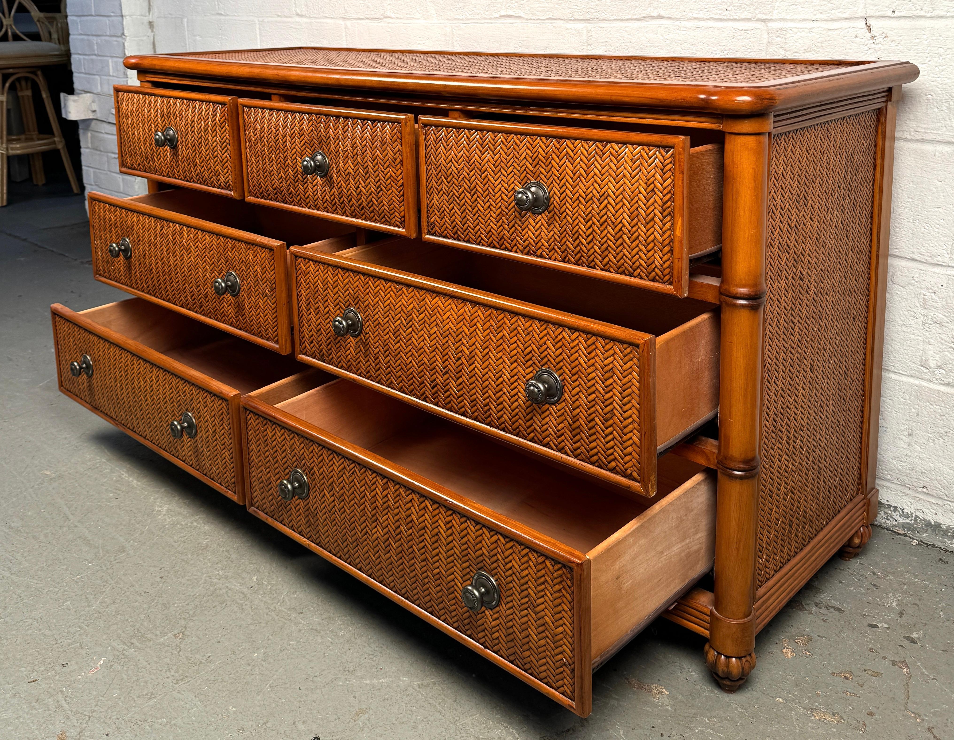 Comò a sette cassetti in rattan e bambù vintage in vendita 5