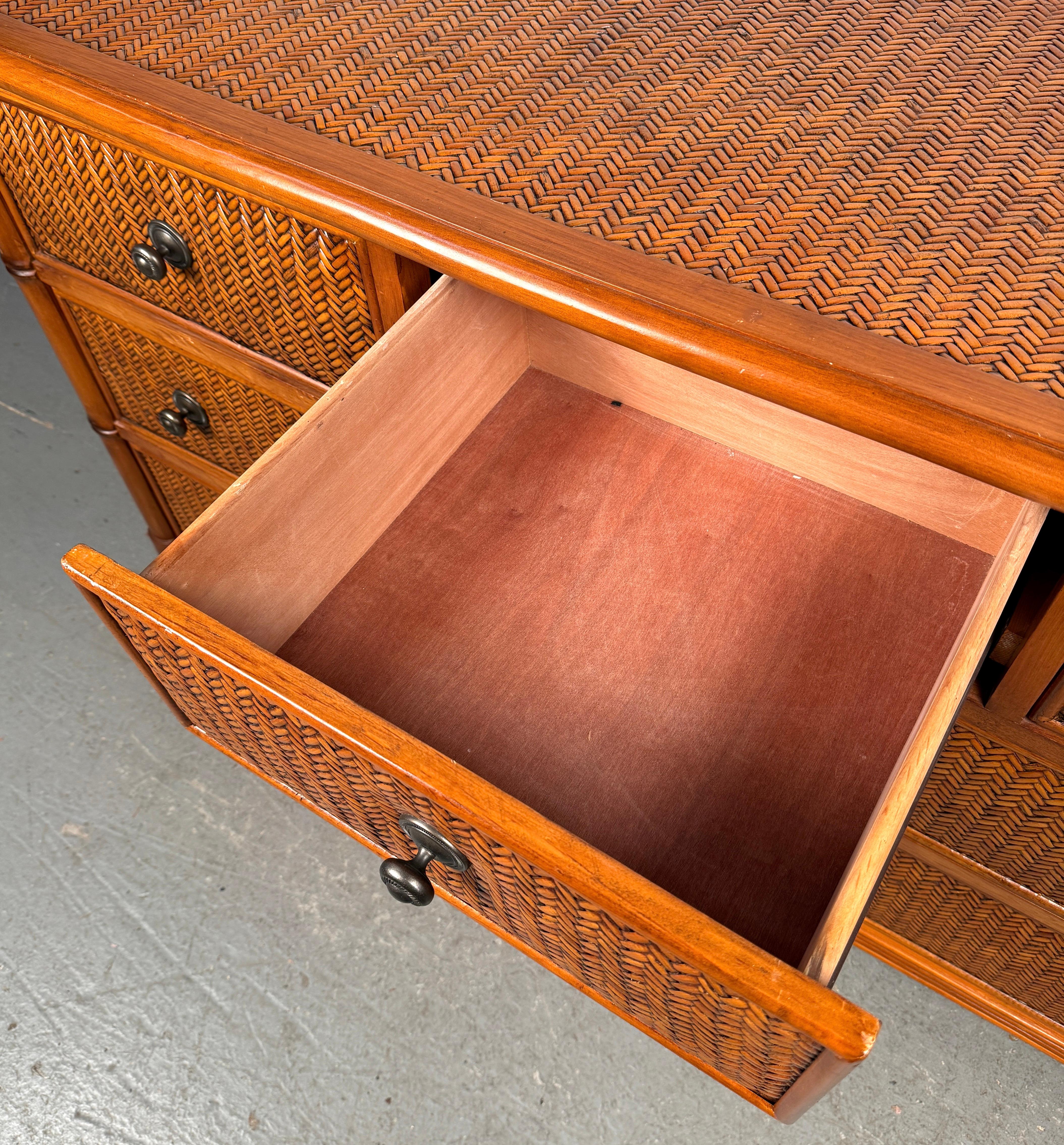 Comò a sette cassetti in rattan e bambù vintage in vendita 7