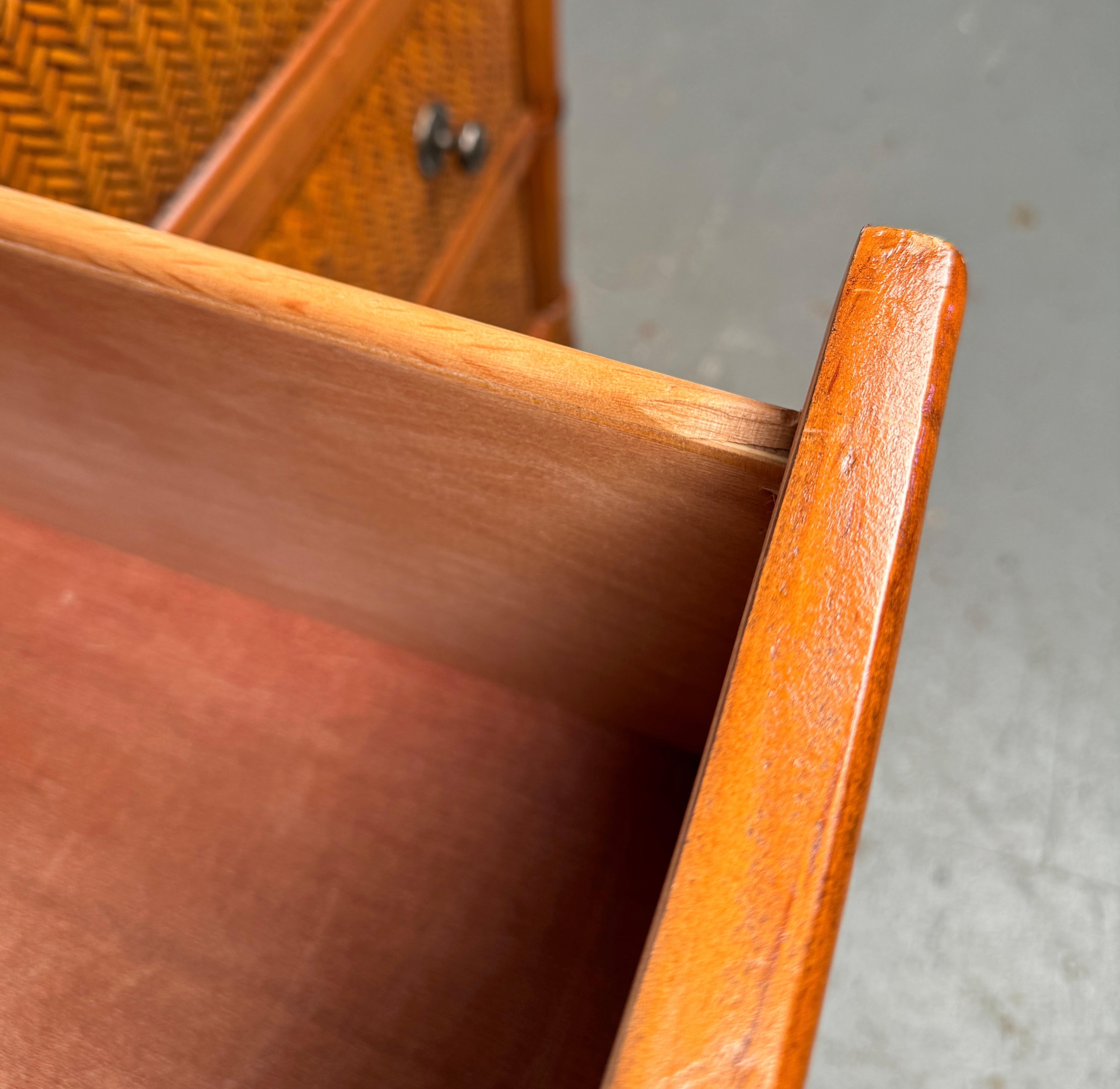 Comò a sette cassetti in rattan e bambù vintage in vendita 9