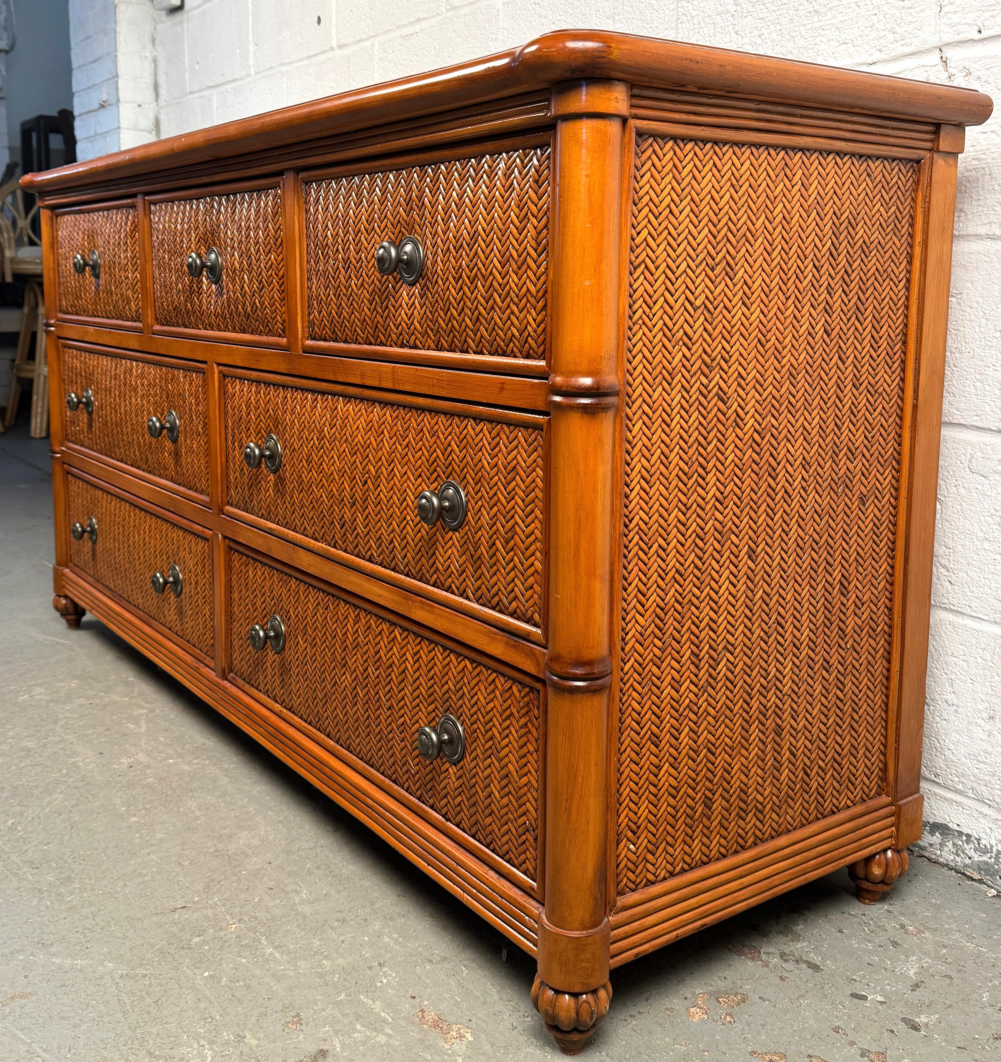 XX secolo Comò a sette cassetti in rattan e bambù vintage in vendita