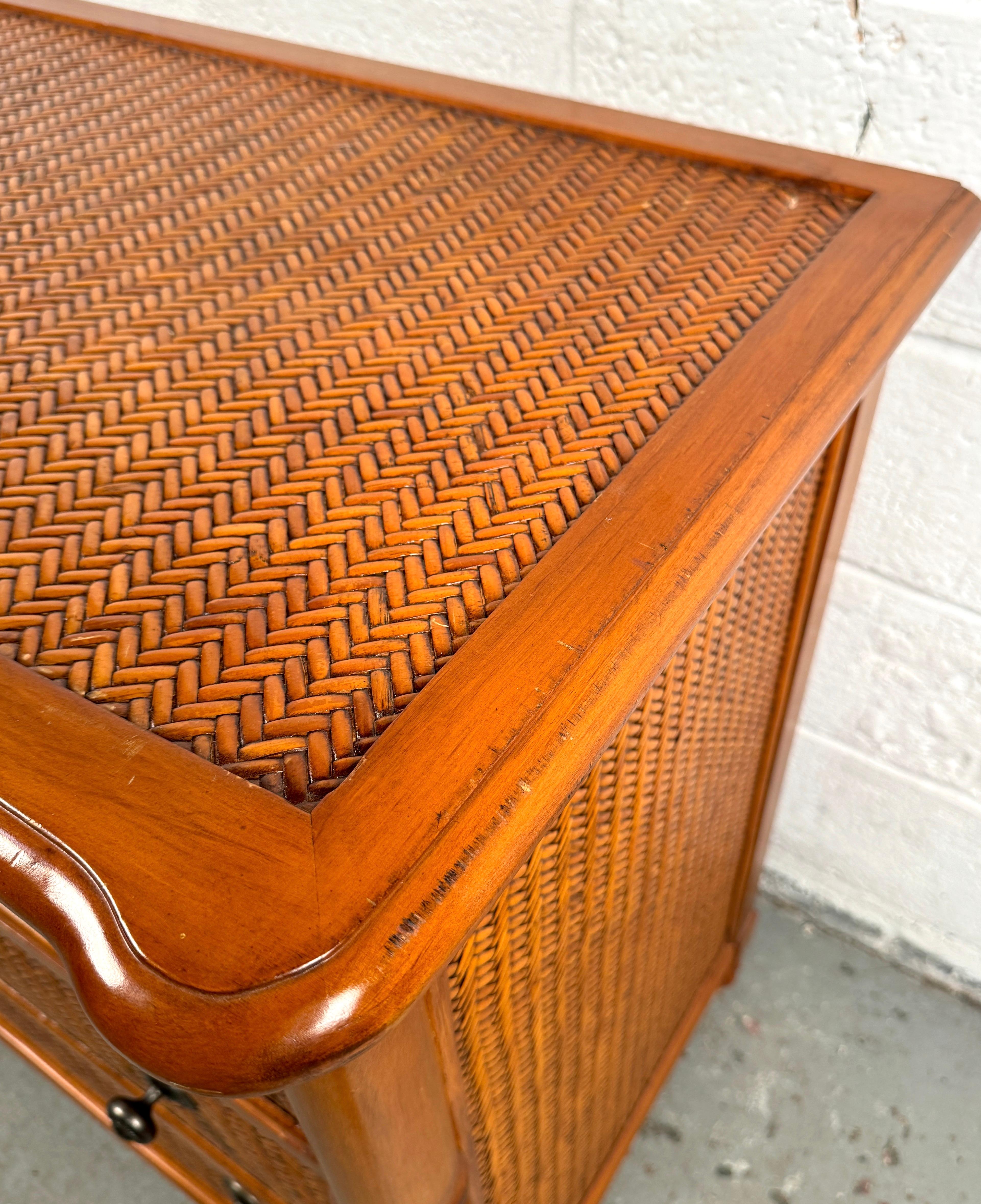 Legno Comò a sette cassetti in rattan e bambù vintage in vendita