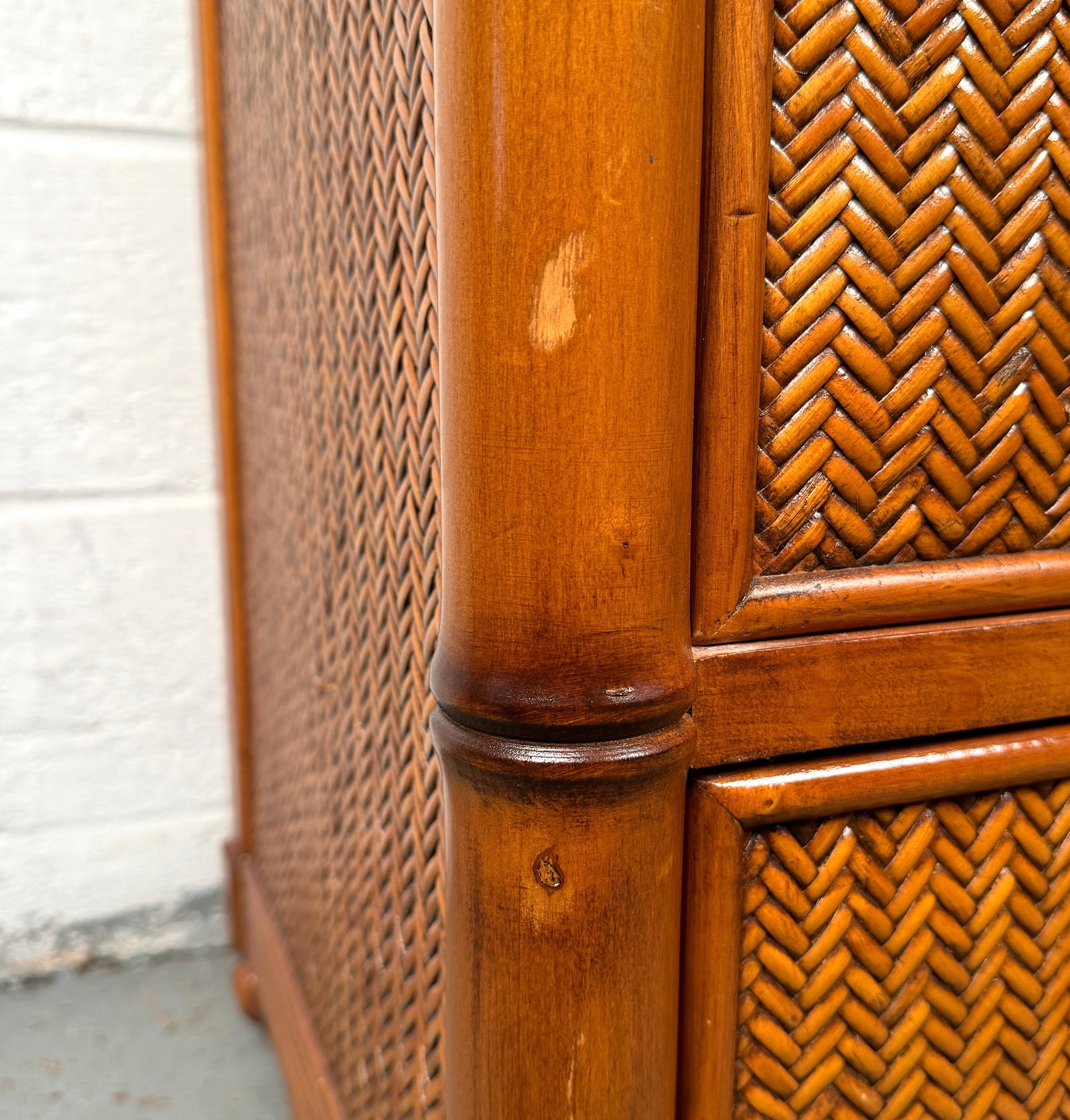 Comò a sette cassetti in rattan e bambù vintage in vendita 1