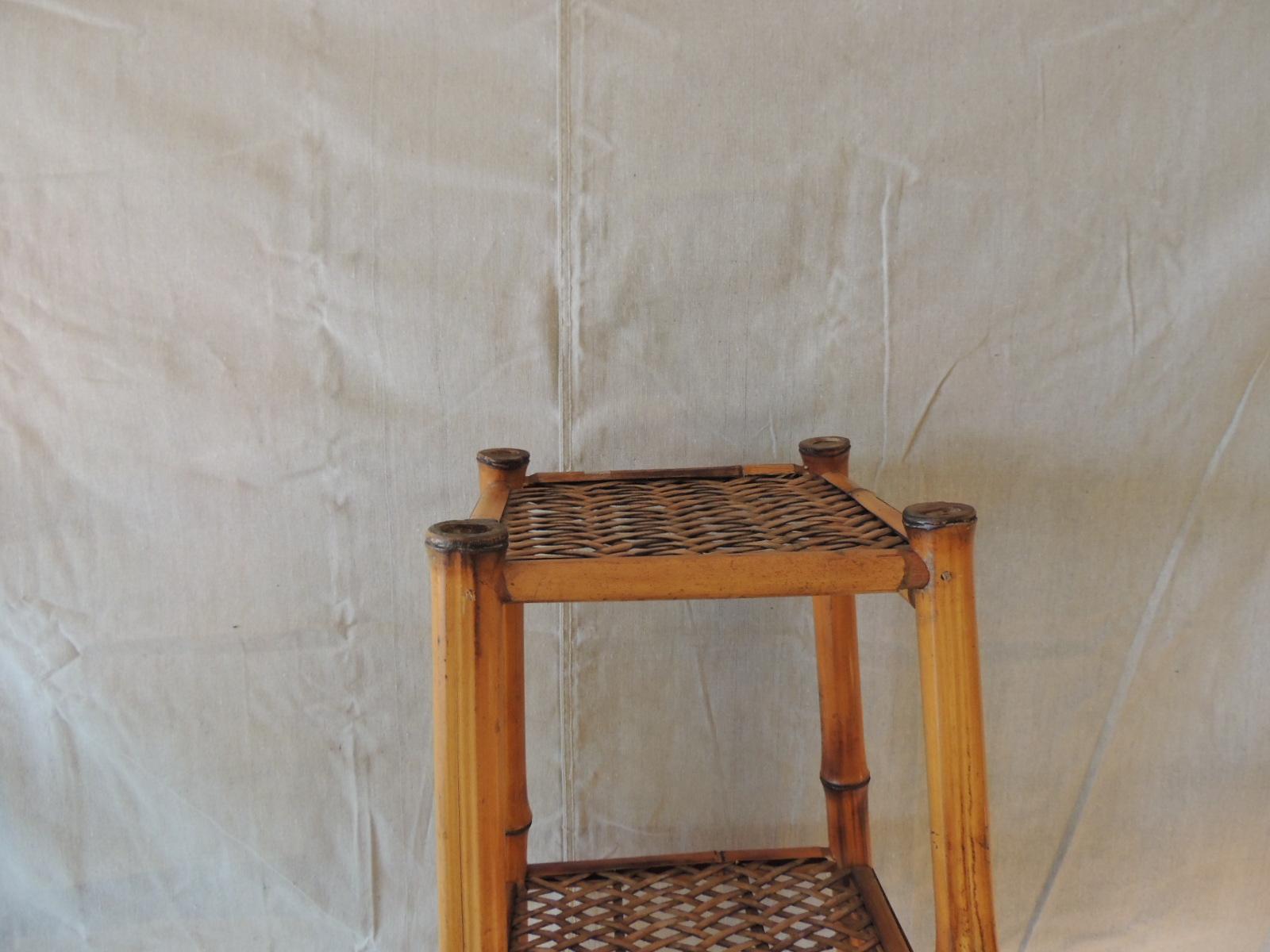 Vintage rattan and bamboo three tiers étagère or
display shelf.
Size: 15