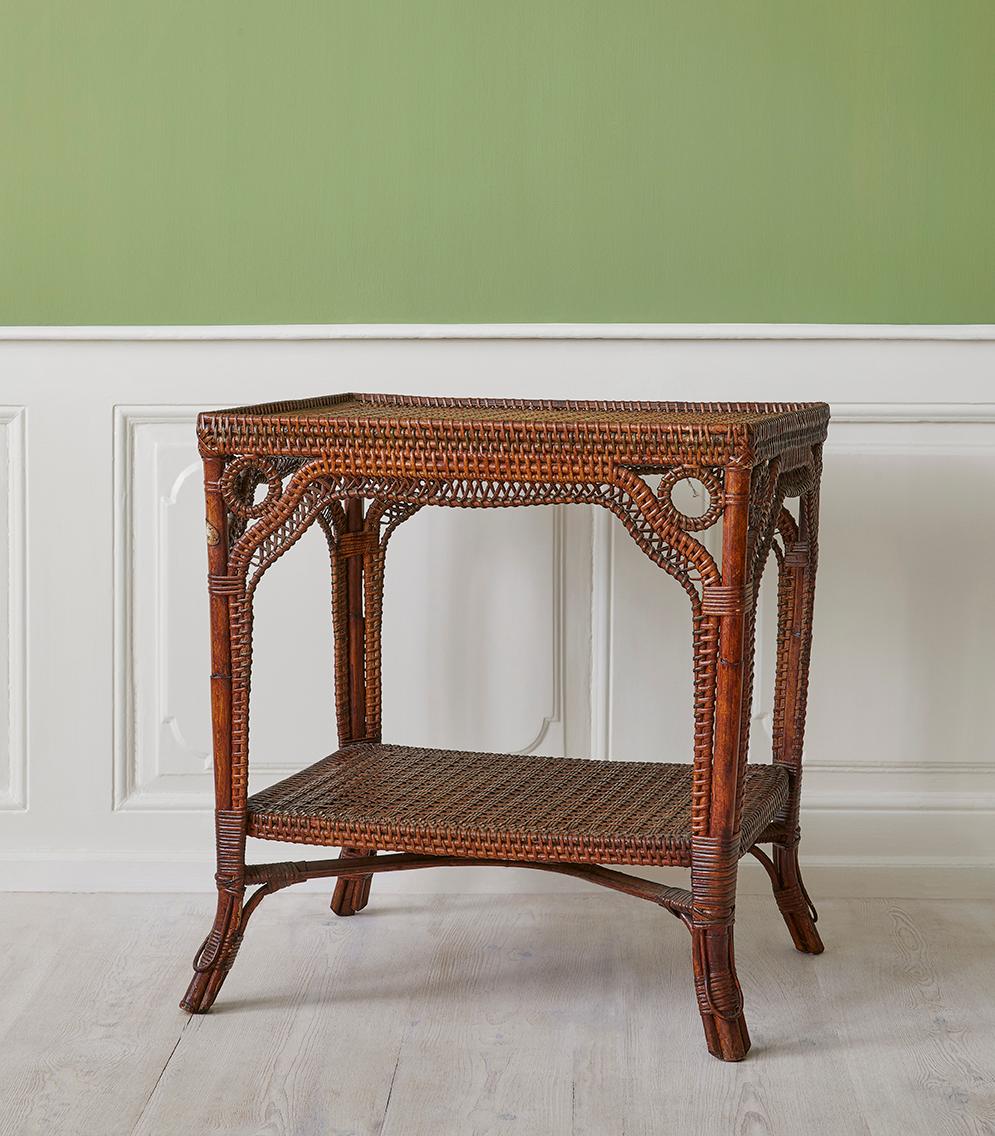 France, 1900

Rattan and bamboo tray table with green woven details. Produced by Maison des Bambous Perret Vibert.

H 73 x W 67 x D 52 cm.