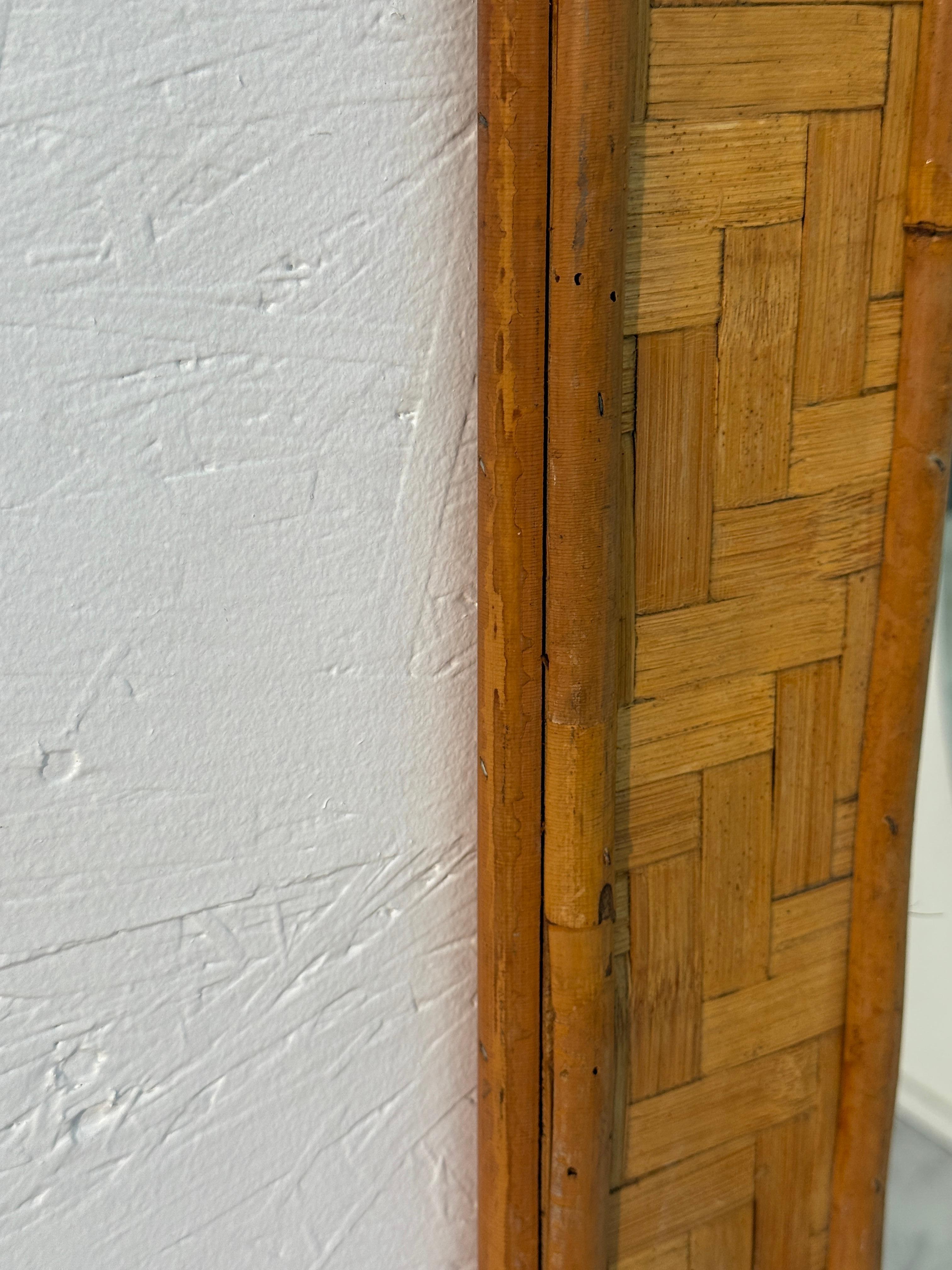 italien Miroir mural vintage en rotin et bambou en vente