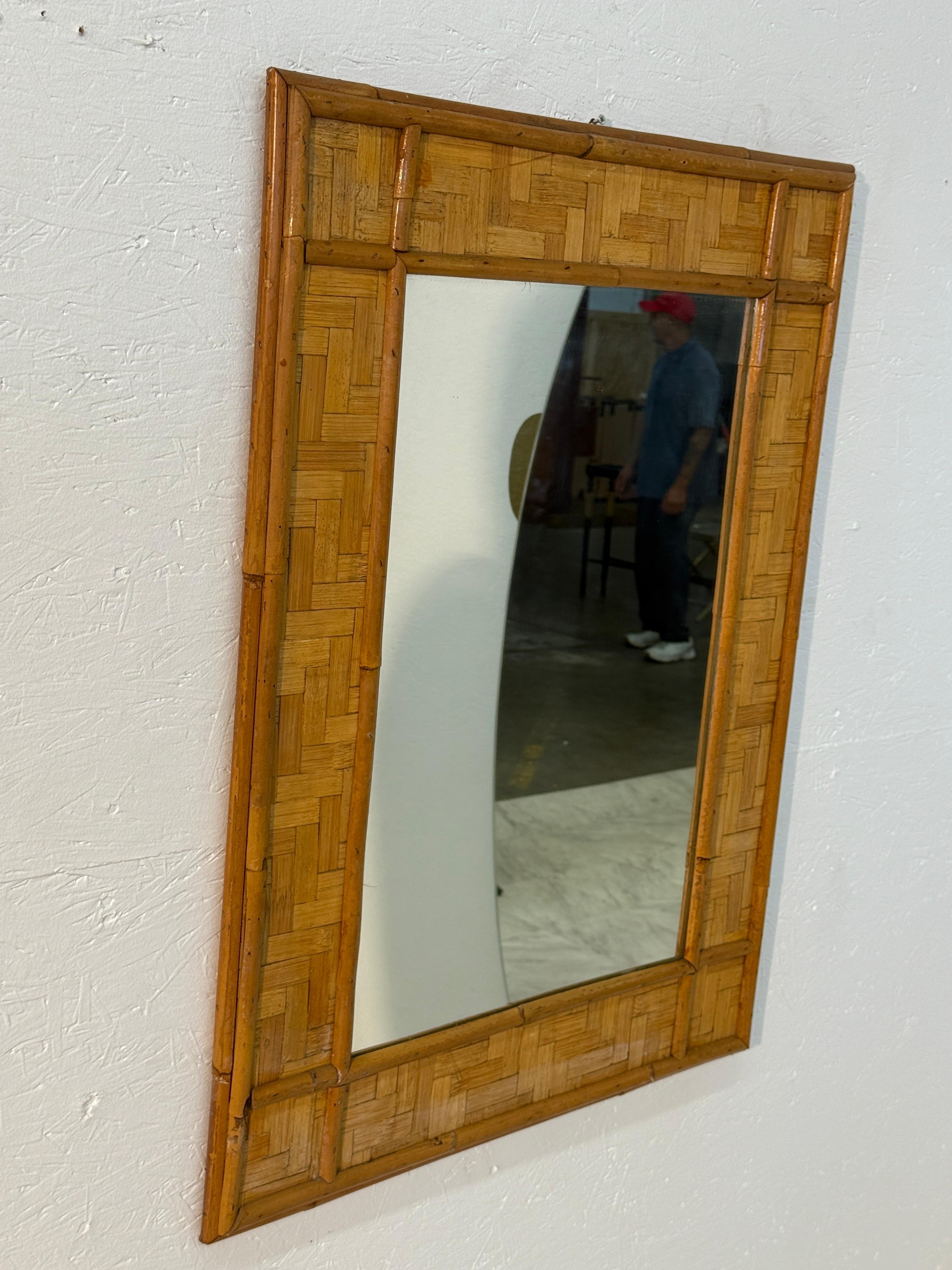 Miroir mural vintage en rotin et bambou Bon état - En vente à Los Angeles, CA