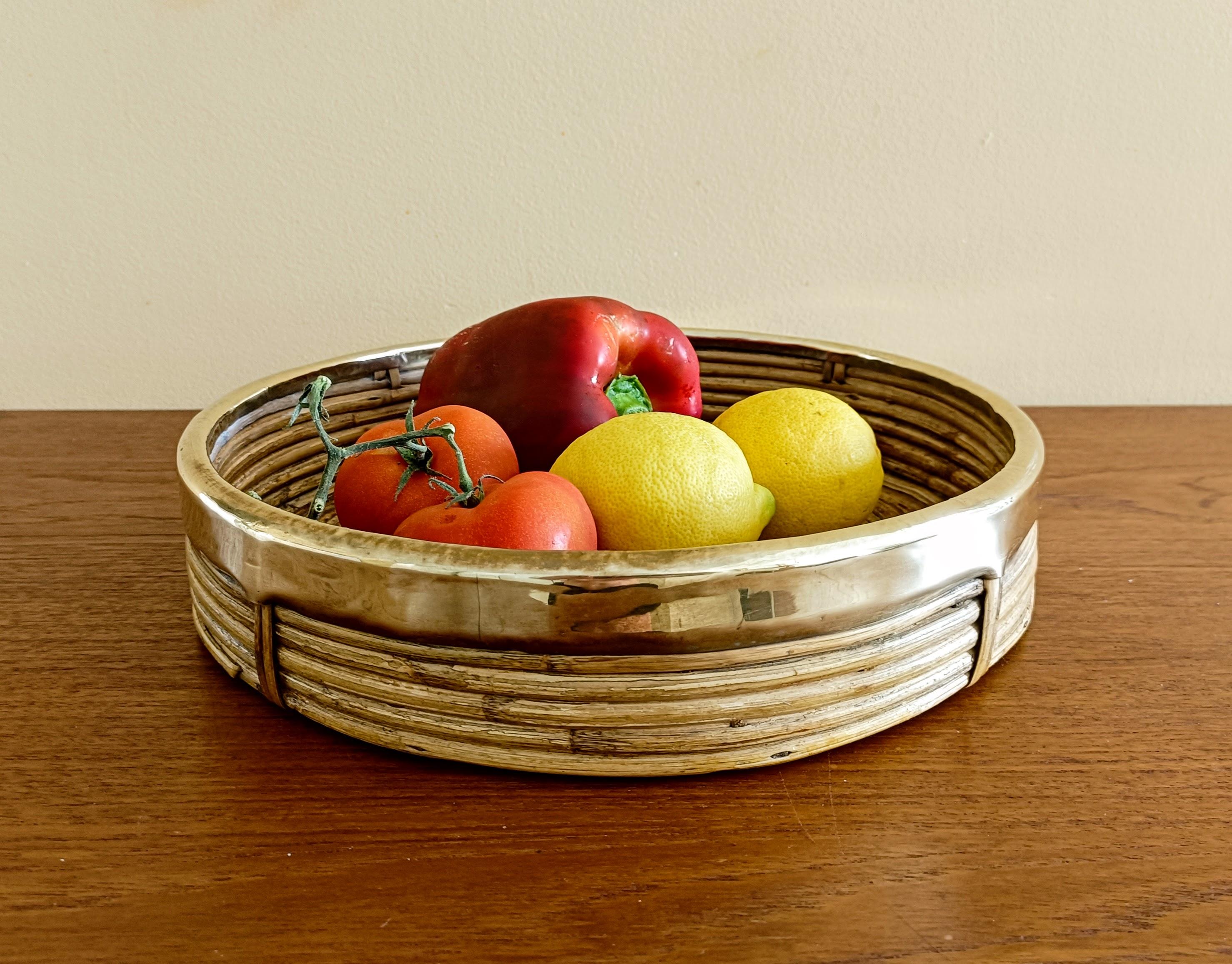 Grande vassoio rotondo in rattan e ottone nello stile di Gabriella Crespi, Italia, anni '60

Un grande vassoio a cesto rotondo di grande effetto e finemente lavorato, realizzato a mano in Italia negli anni '60 circa. Composto da rattan con un bordo