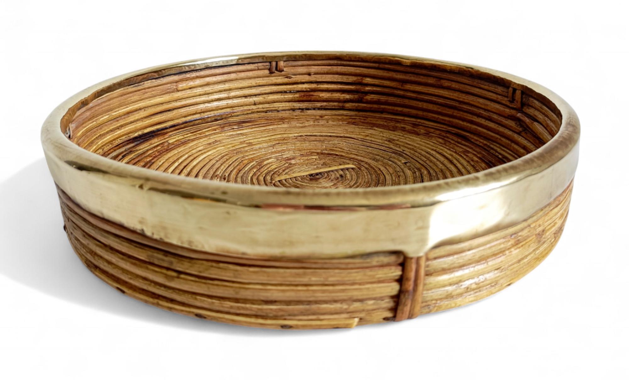 Fatto a mano Centrotavola rotondo grande in rattan e ottone, Italia, anni '60 in vendita