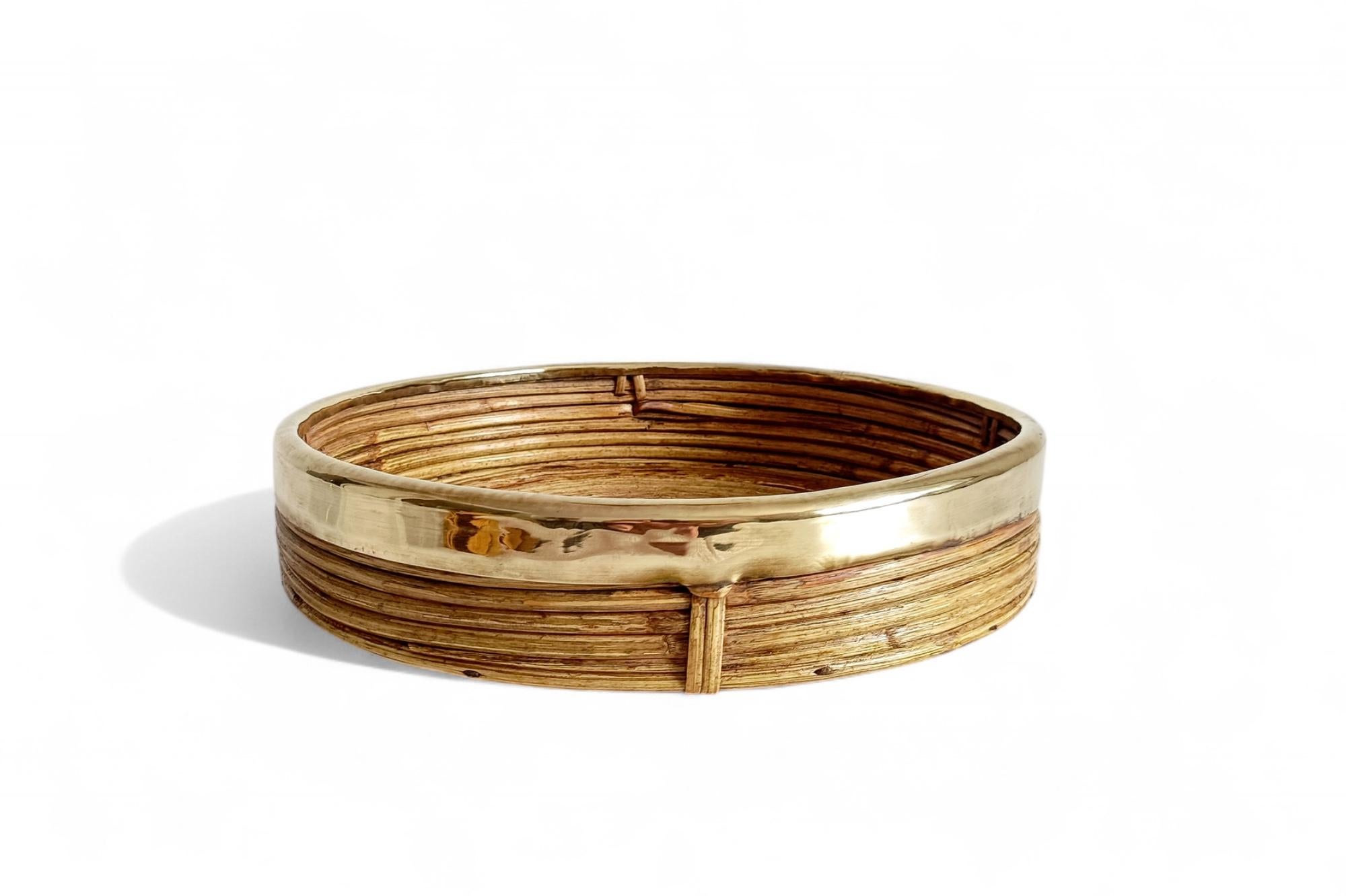 Metà XX secolo Centrotavola rotondo grande in rattan e ottone, Italia, anni '60 in vendita