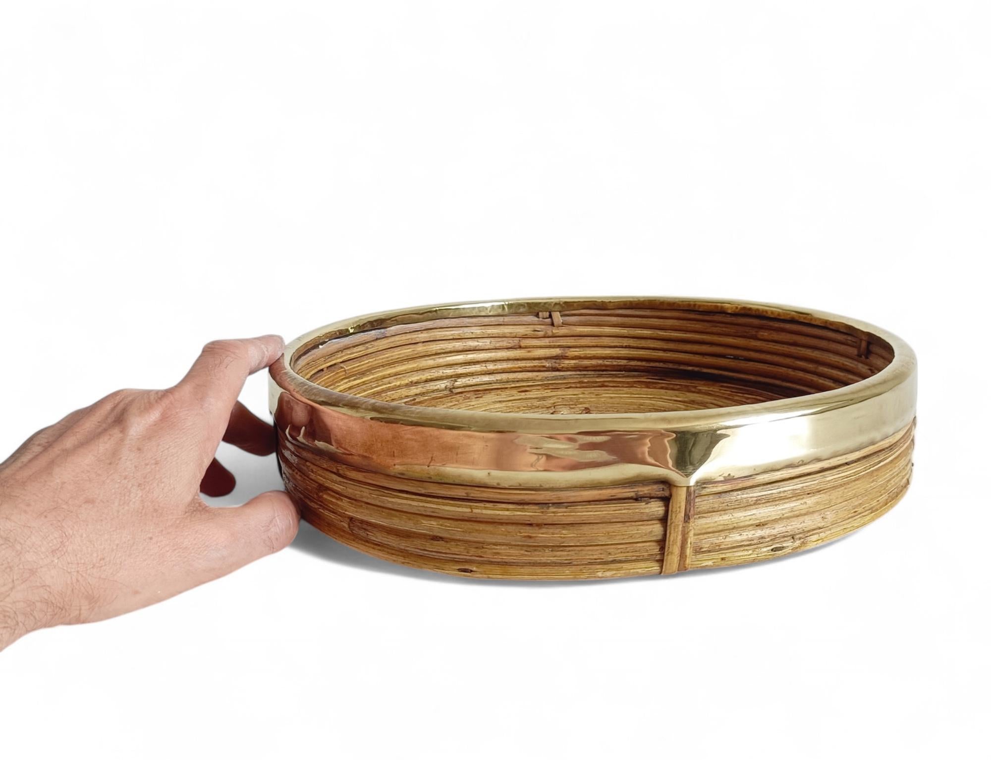 Ottone Centrotavola rotondo grande in rattan e ottone, Italia, anni '60 in vendita