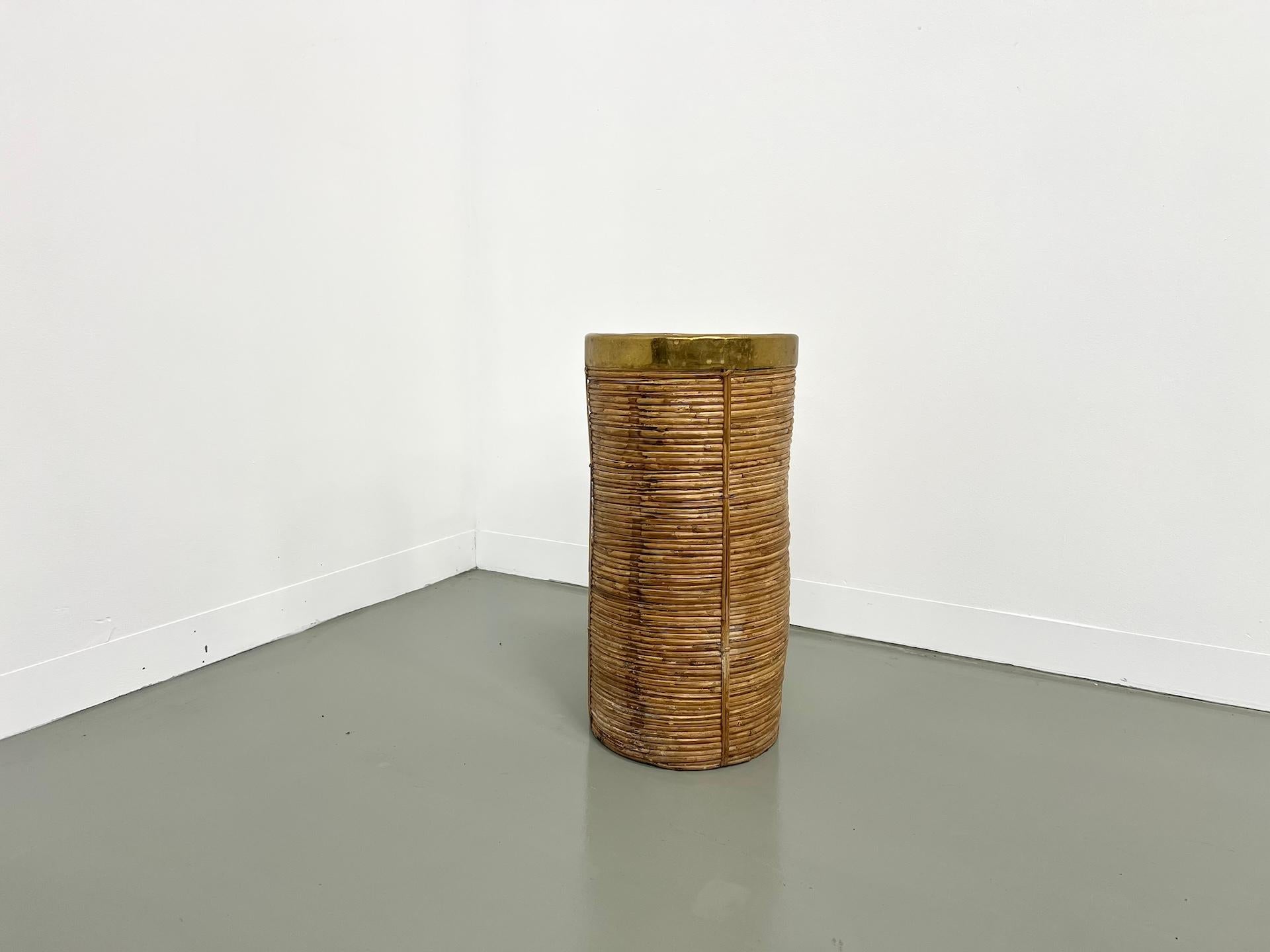 Iconic creation in rattan and brass by Gabriella Crespi. This umbrella stand which can also serve as a plant pot is superb in an interior decoration. It brings a discreet and refined “Hollywood Regency” note.

Dimensions: H52 x D26 cm