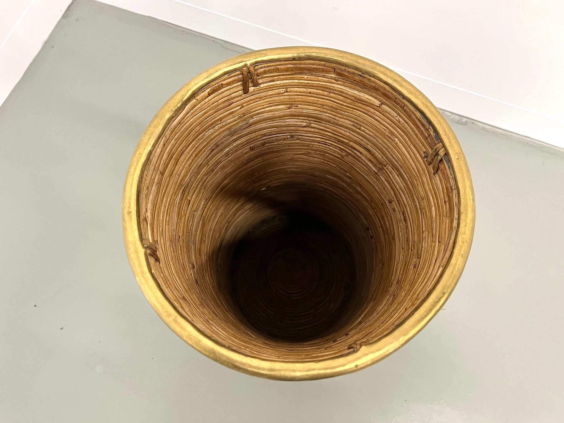 Vintage rattan and brass umbrella stand, Italy 1970s In Good Condition For Sale In LYON, FR