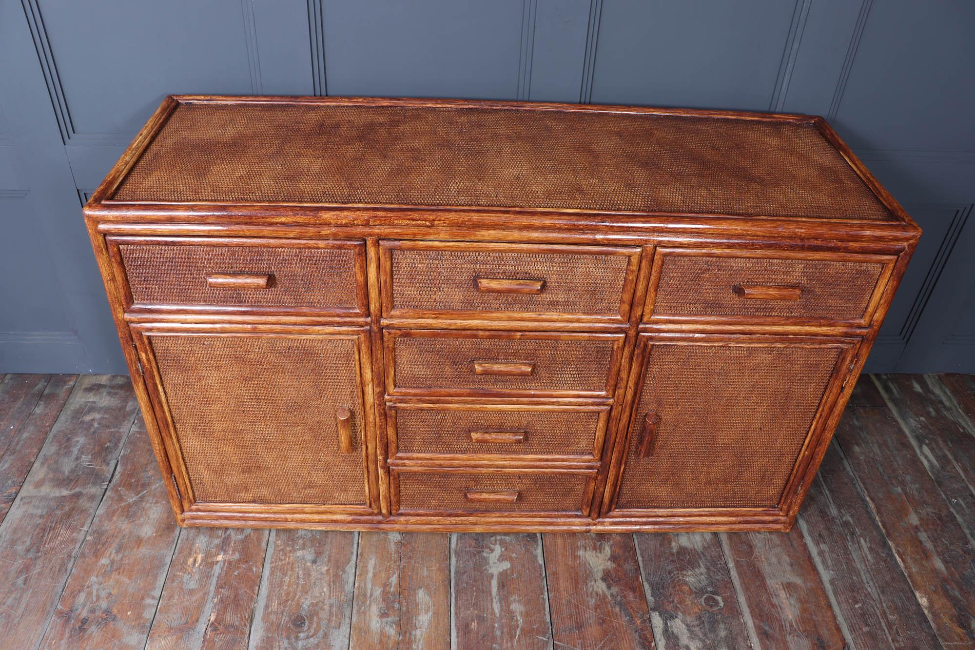 Credenza vintage in rattan e finto bambù
Questa credenza in rattan e bambù degli anni '60 è una splendida incarnazione dell'artigianato francese che trascende il tempo. Progettato per essere funzionale e bello allo stesso tempo, presenta cinque