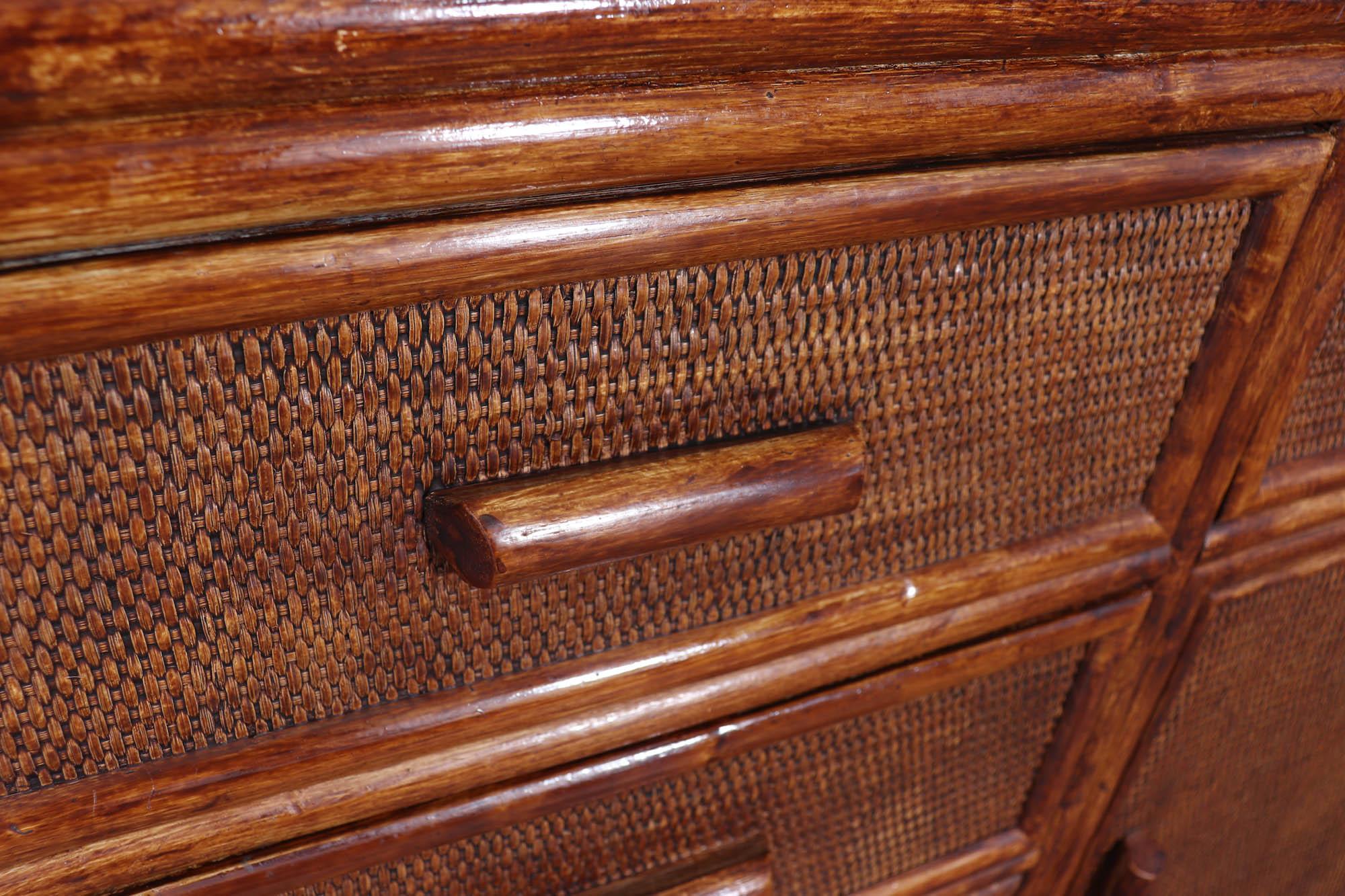 Hollywood Regency Credenza vintage in rattan e finto bambù in vendita