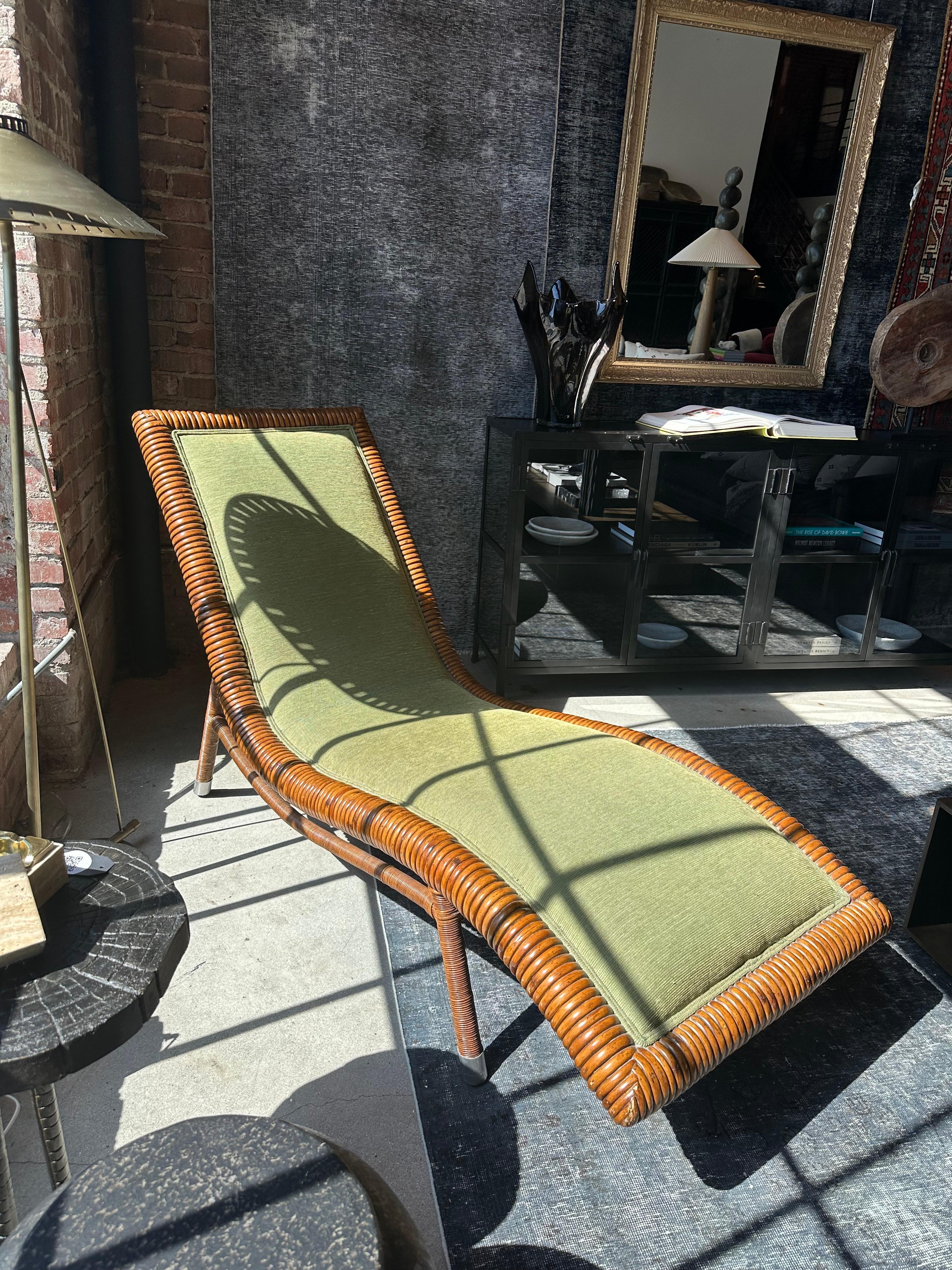 Vintage Chaise aus Rattan und grünem Samt
Moderne Mitte des Jahrhunderts

Gesamtabmessungen: 73 