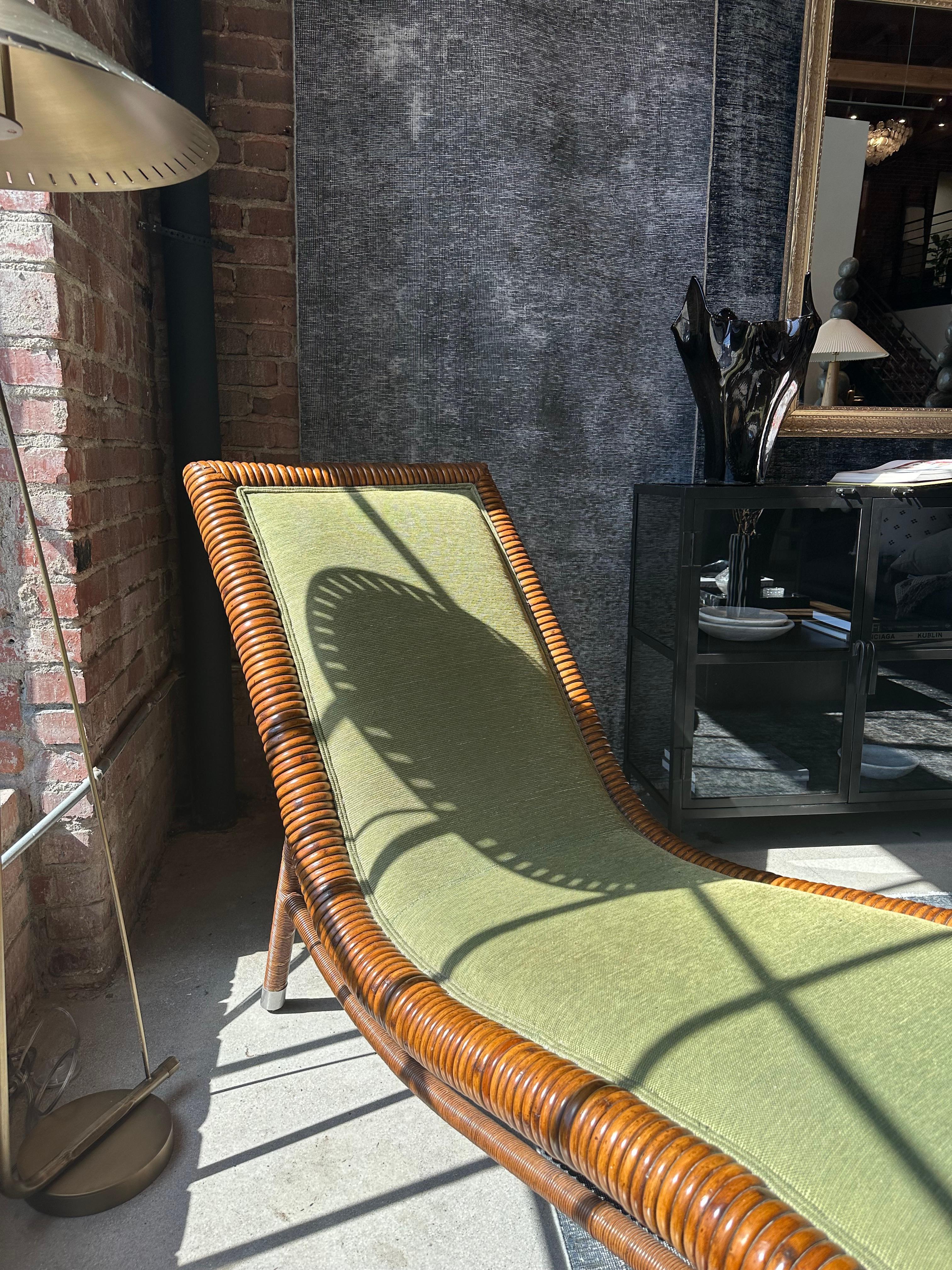 Vintage Chaise aus Rattan und grünem Samt im Zustand „Gut“ im Angebot in Los Angeles, CA