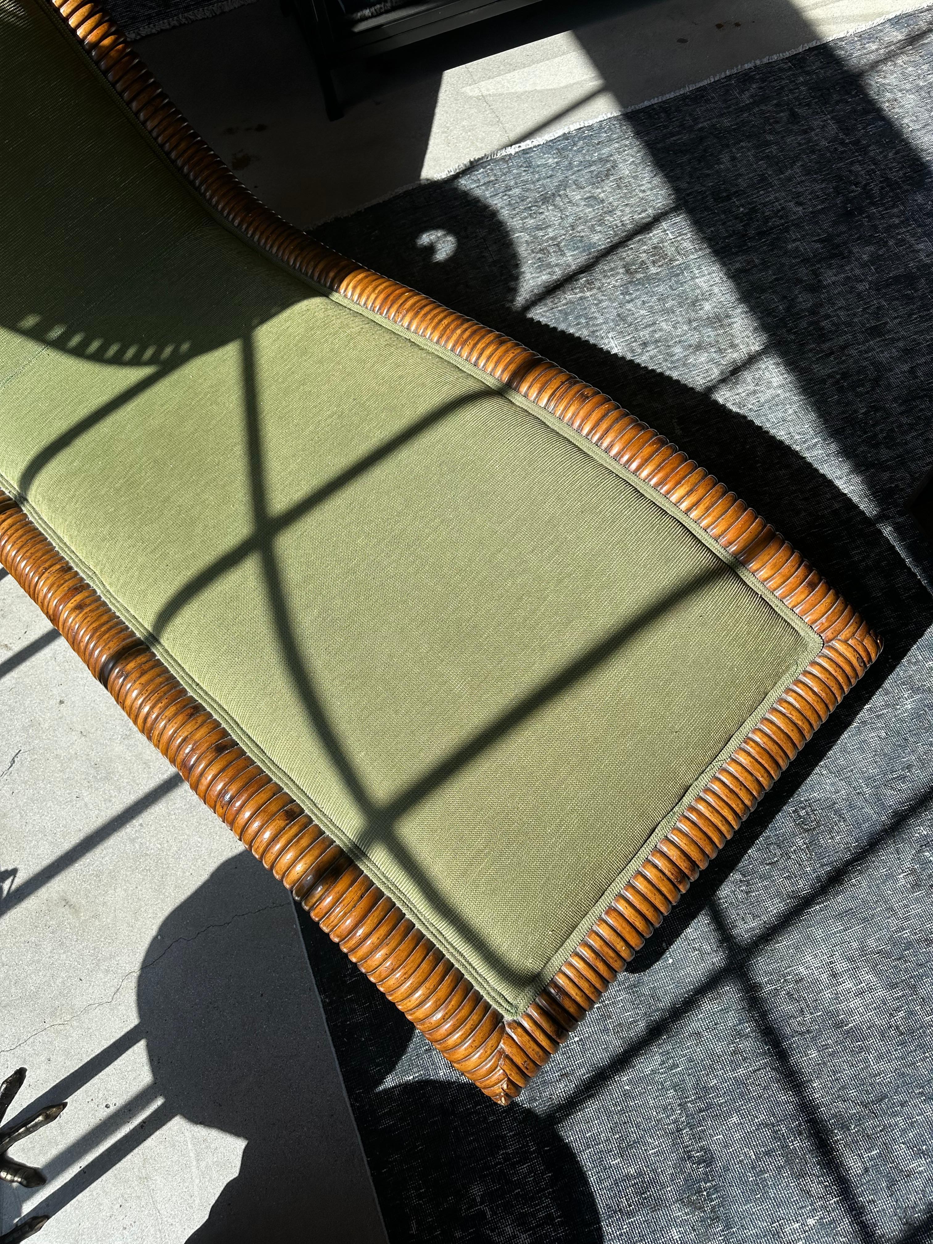 Vintage Chaise aus Rattan und grünem Samt im Angebot 1
