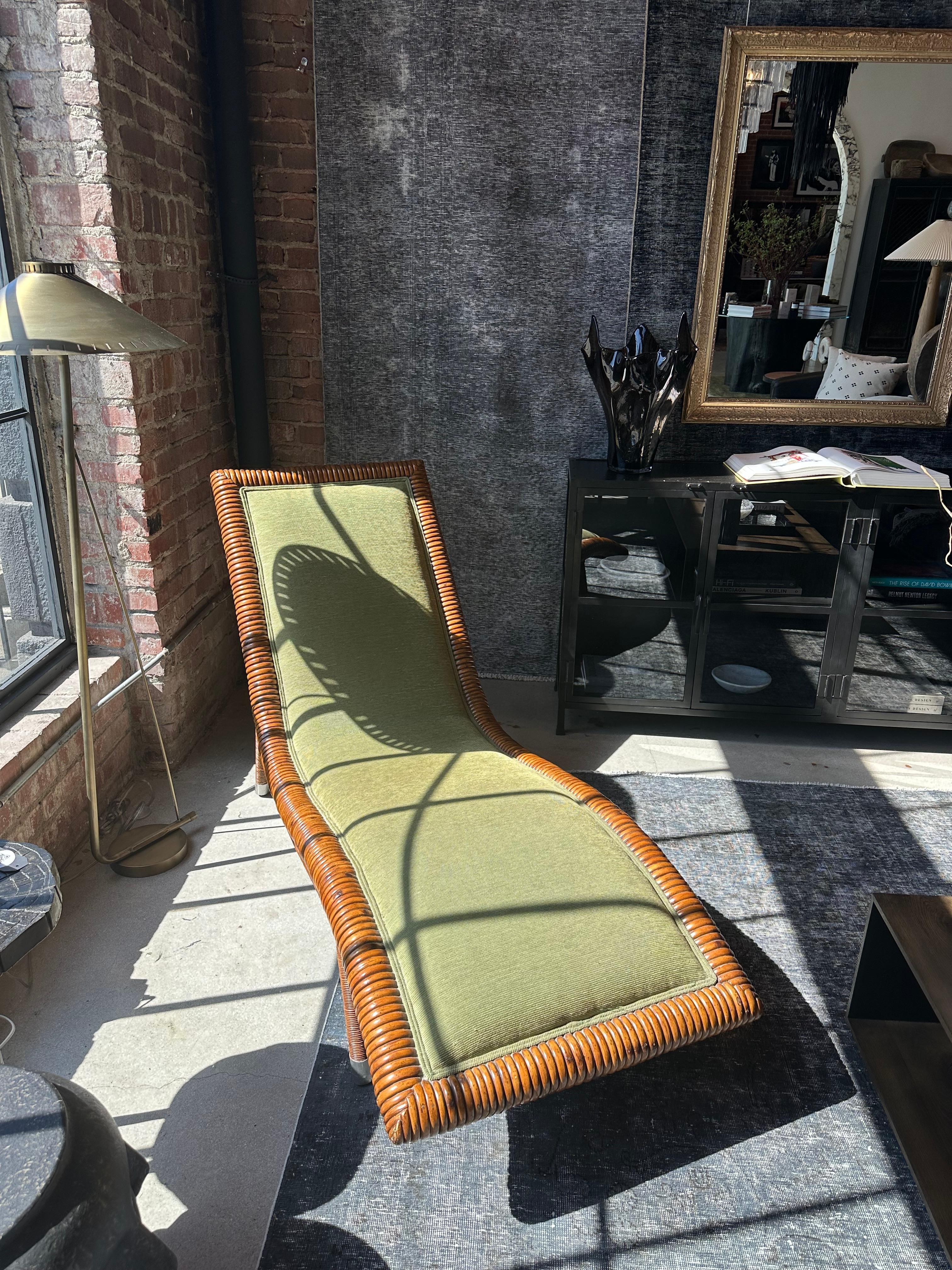 Vintage Chaise aus Rattan und grünem Samt im Angebot 3