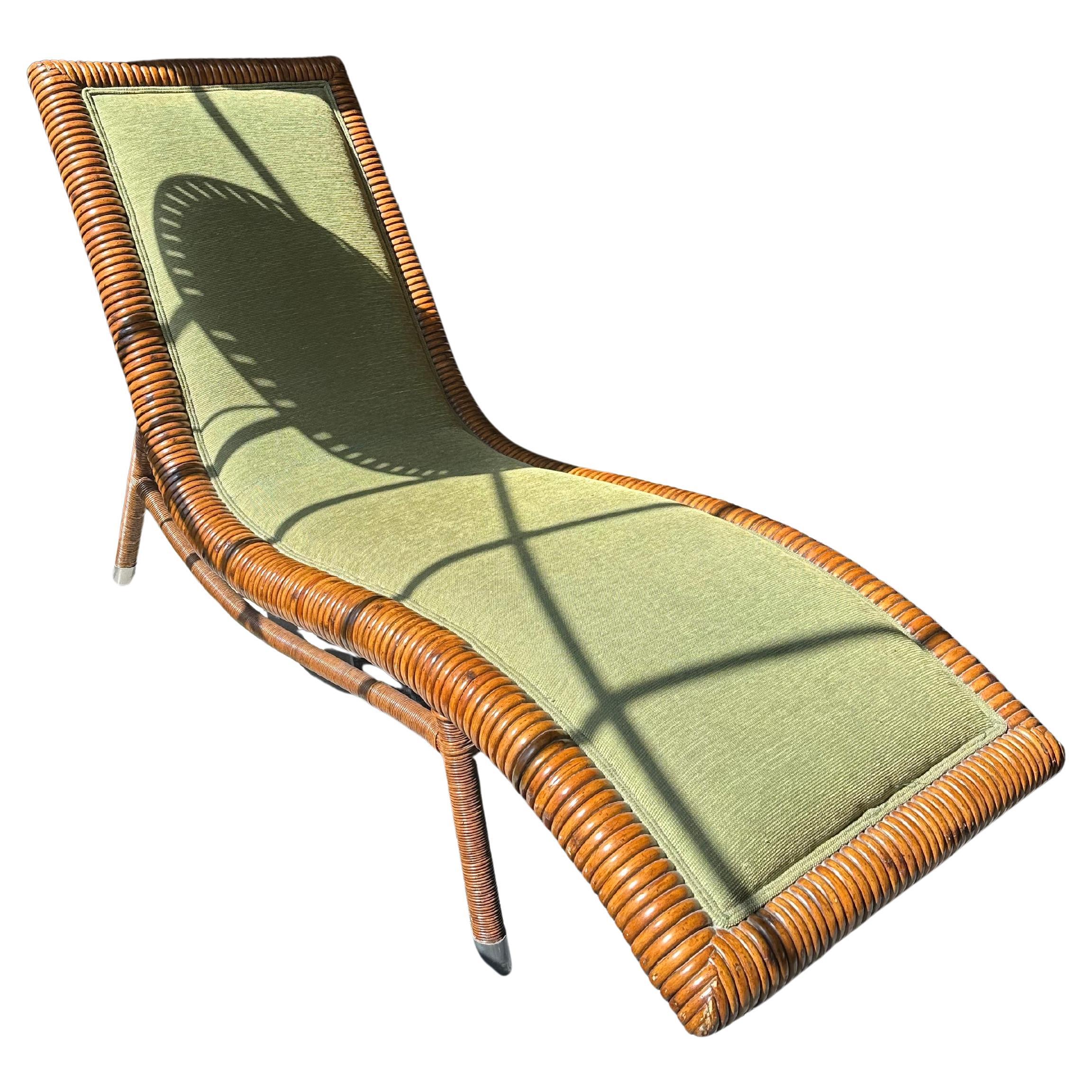 Vintage Chaise aus Rattan und grünem Samt im Angebot