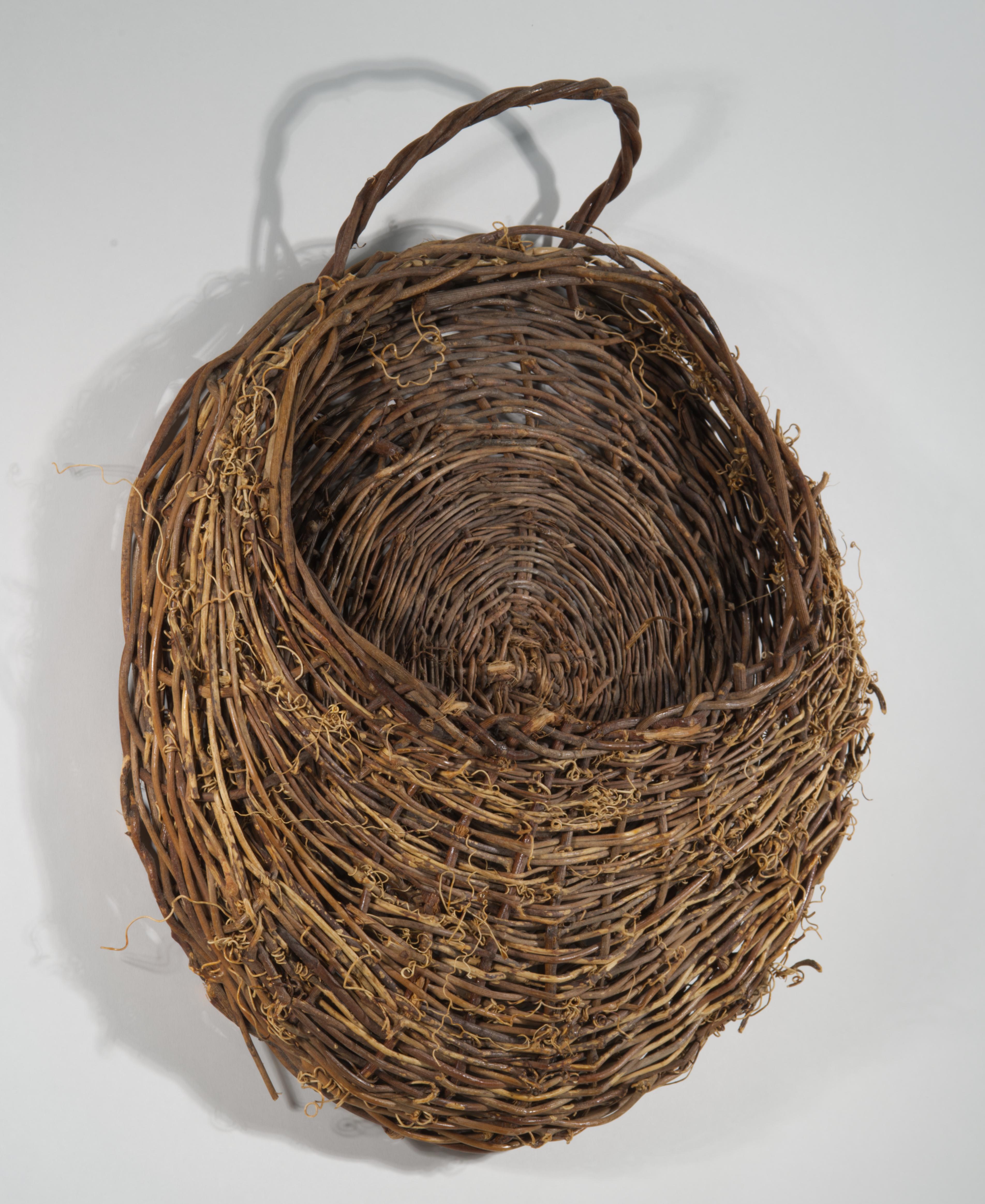 Arte popolare Cestino Ikebana d'epoca in rattan e fibre vegetali, intrecciato e arrotondato, da appendere in vendita