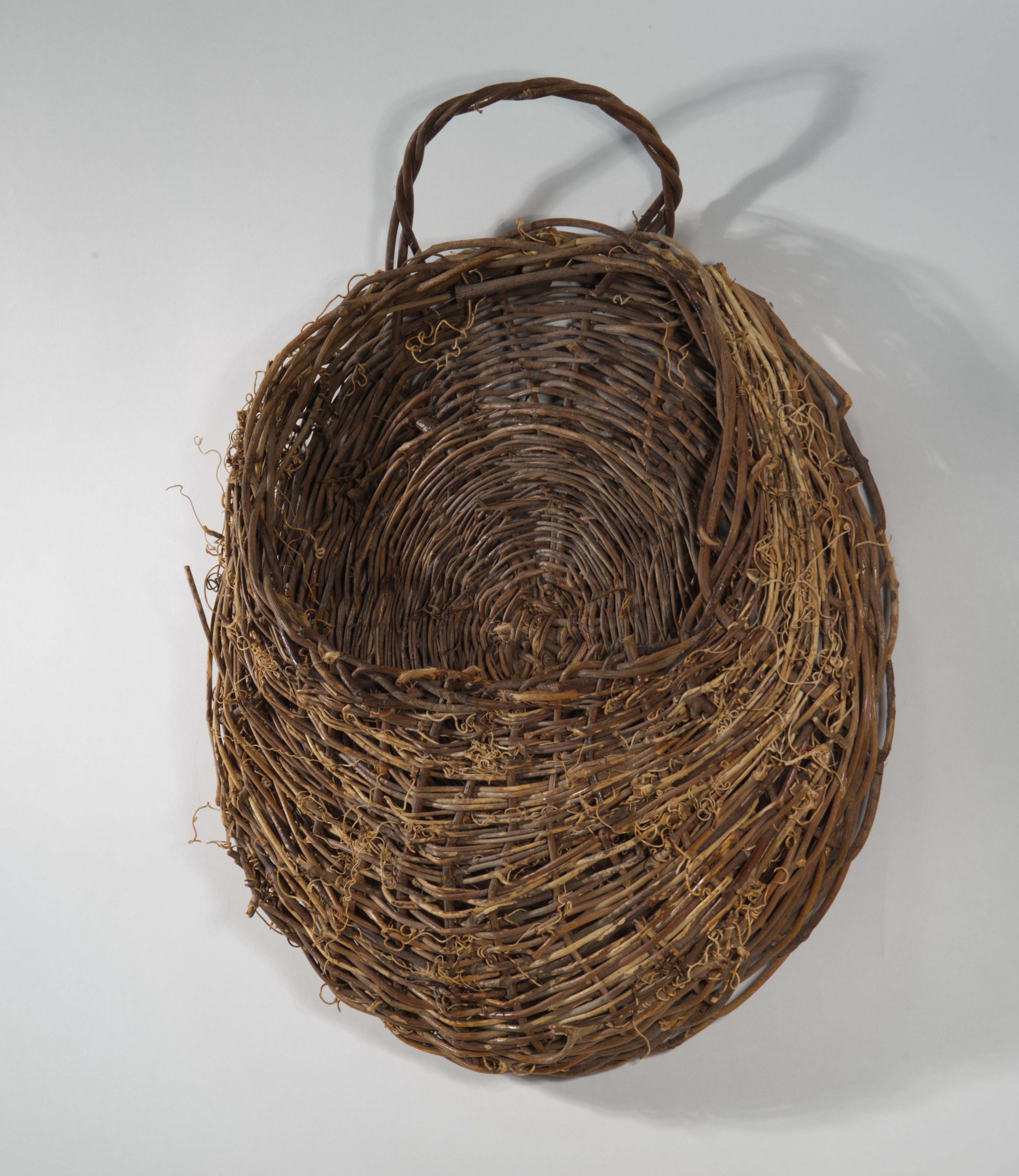 Fatto a mano Cestino Ikebana d'epoca in rattan e fibre vegetali, intrecciato e arrotondato, da appendere in vendita