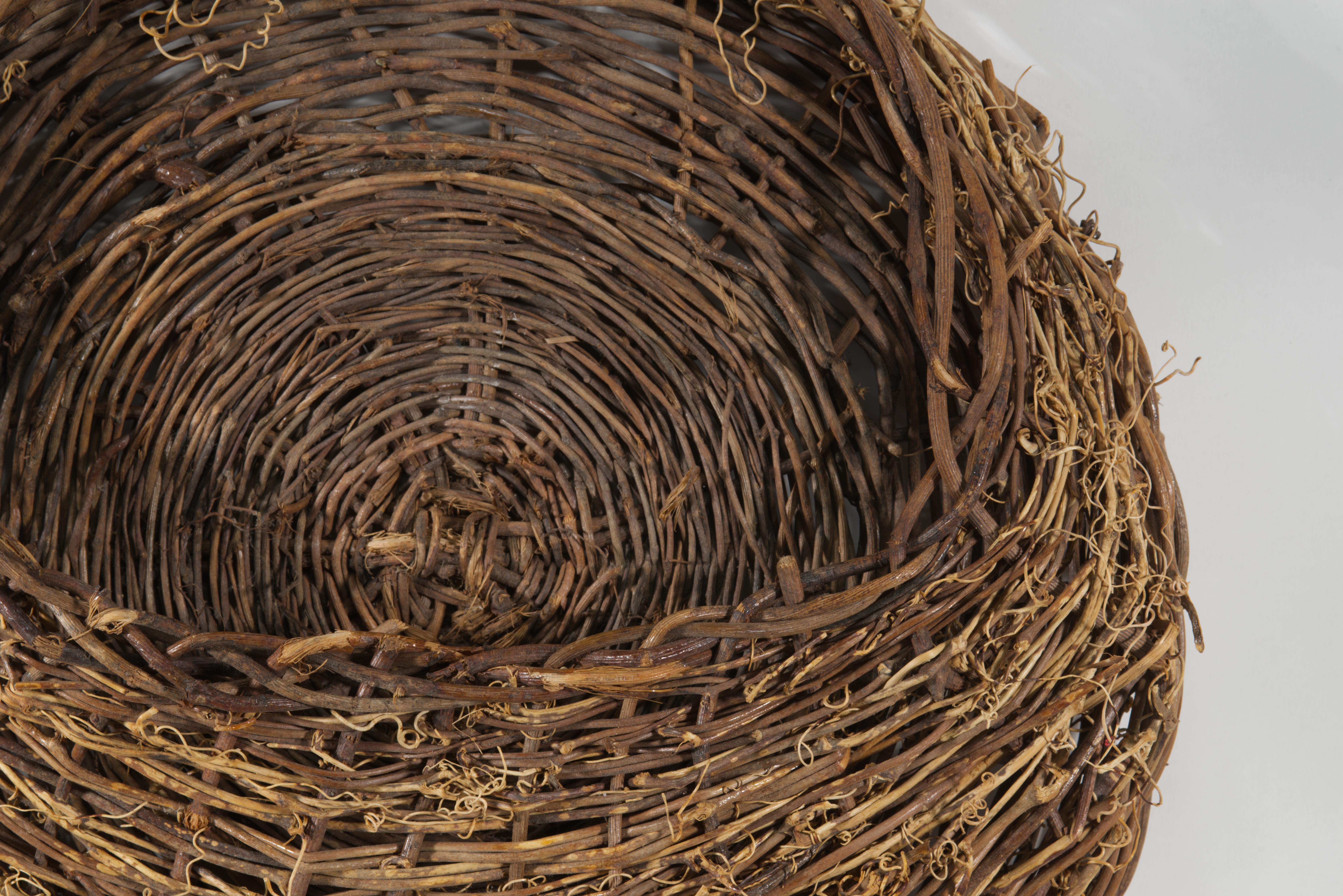 XX secolo Cestino Ikebana d'epoca in rattan e fibre vegetali, intrecciato e arrotondato, da appendere in vendita