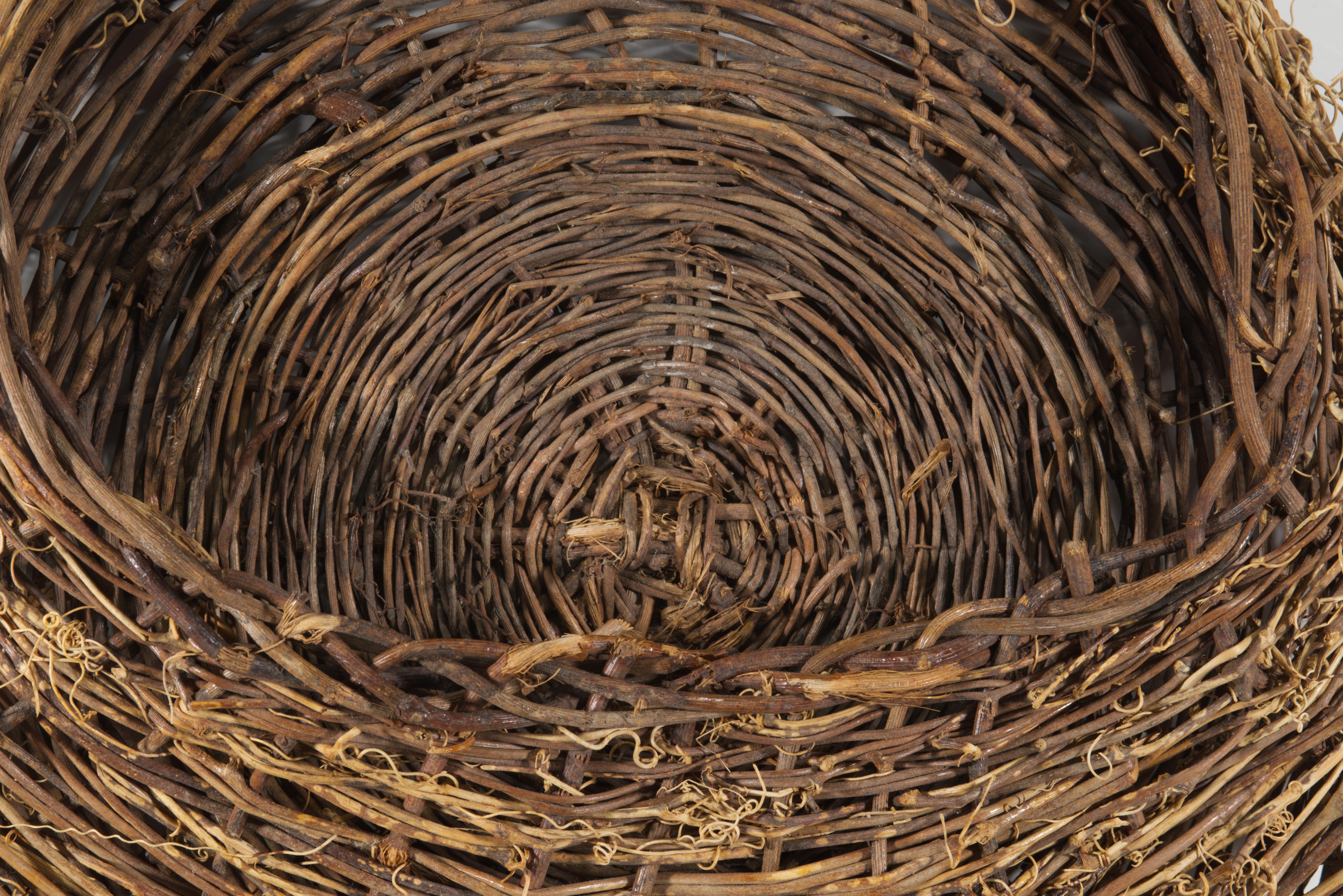 Vimini Cestino Ikebana d'epoca in rattan e fibre vegetali, intrecciato e arrotondato, da appendere in vendita