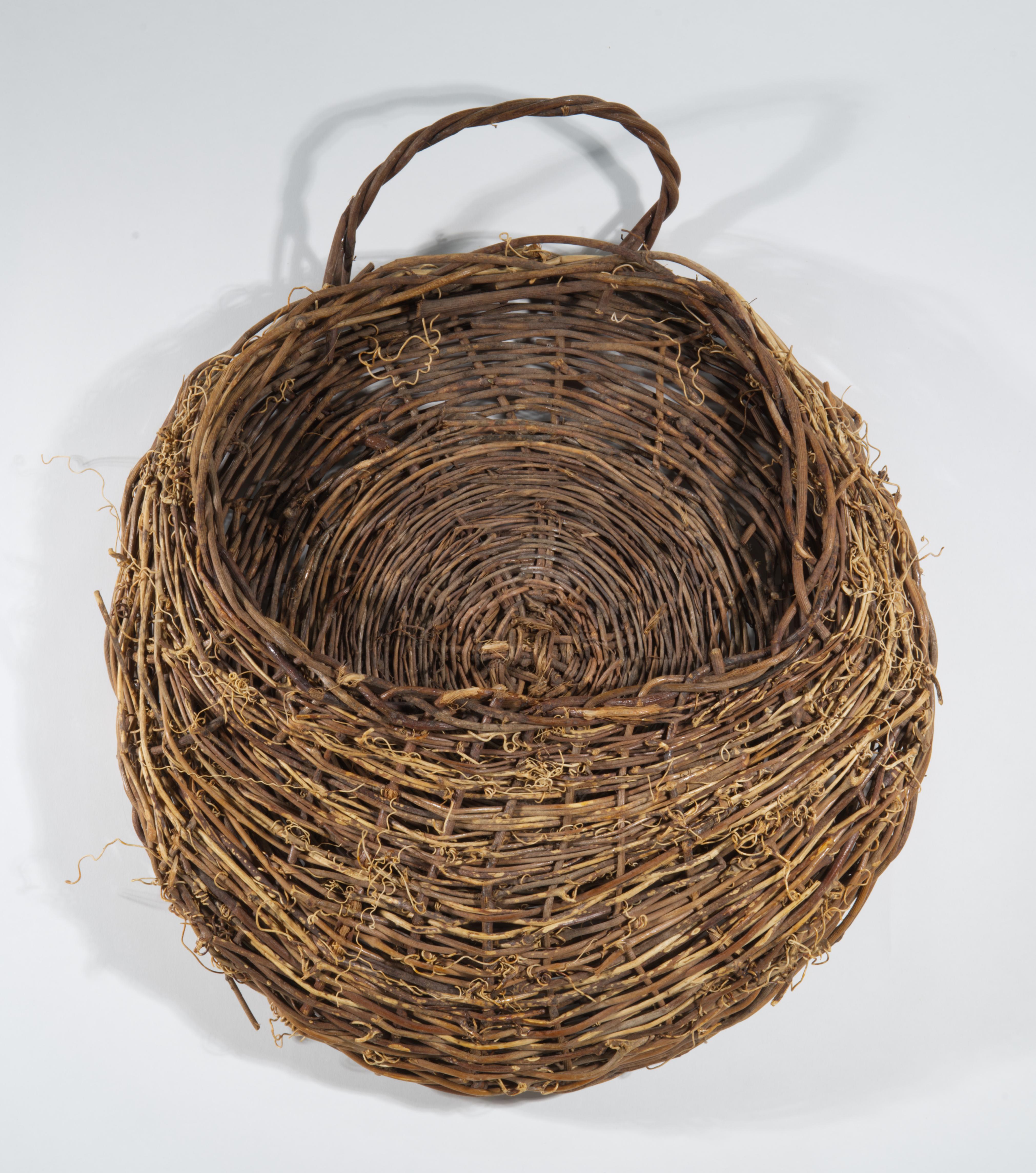Cestino Ikebana d'epoca in rattan e fibre vegetali, intrecciato e arrotondato, da appendere in vendita 1