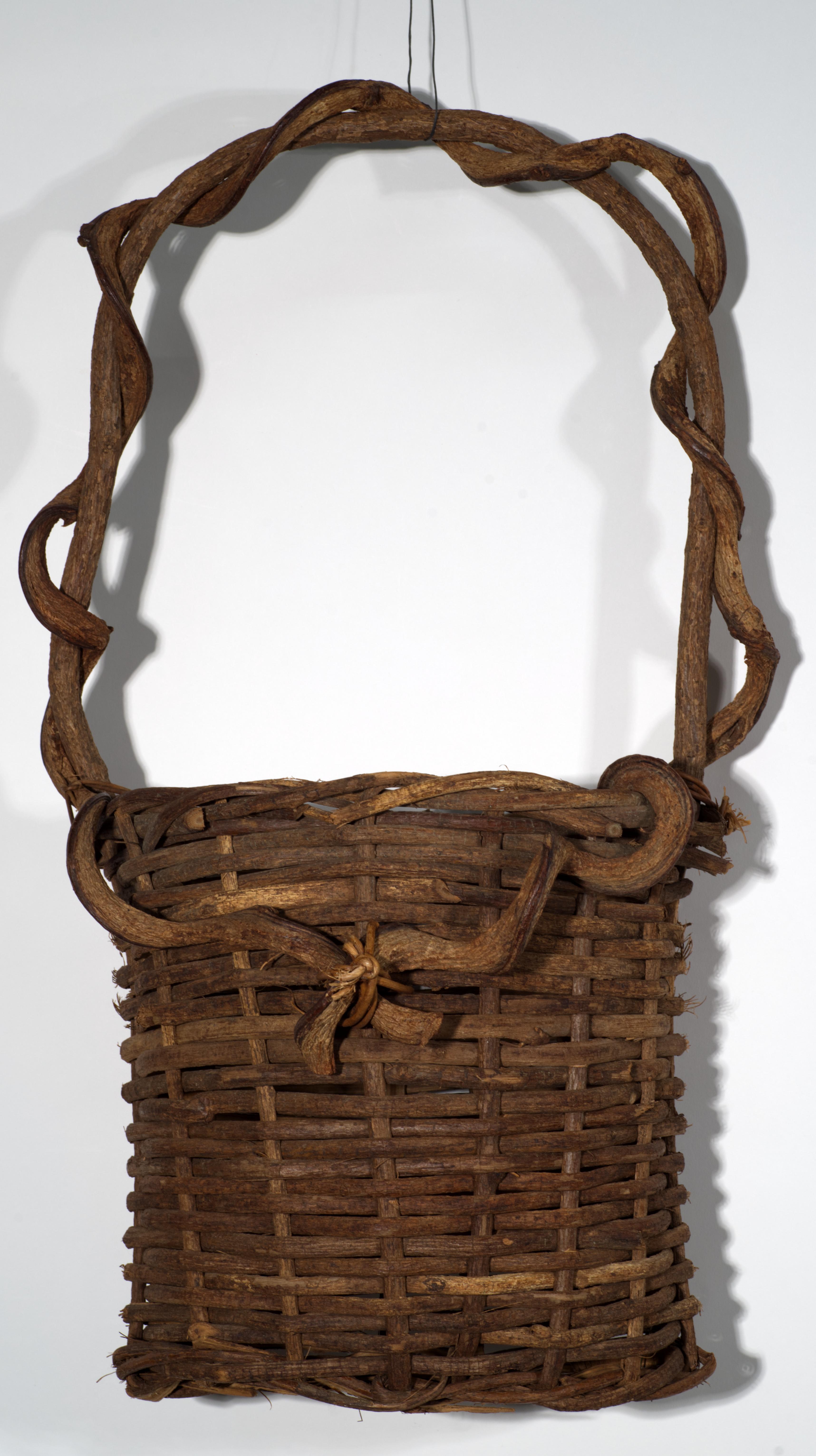  Le panier ikebana vintage tissé à la main présente une forme aplatie avec un devant arrondi, un fond en demi-lune et un dos droit. Cette forme permet de suspendre le panier au mur ou de l'exposer sur une étagère étroite adossée au mur. Une poignée