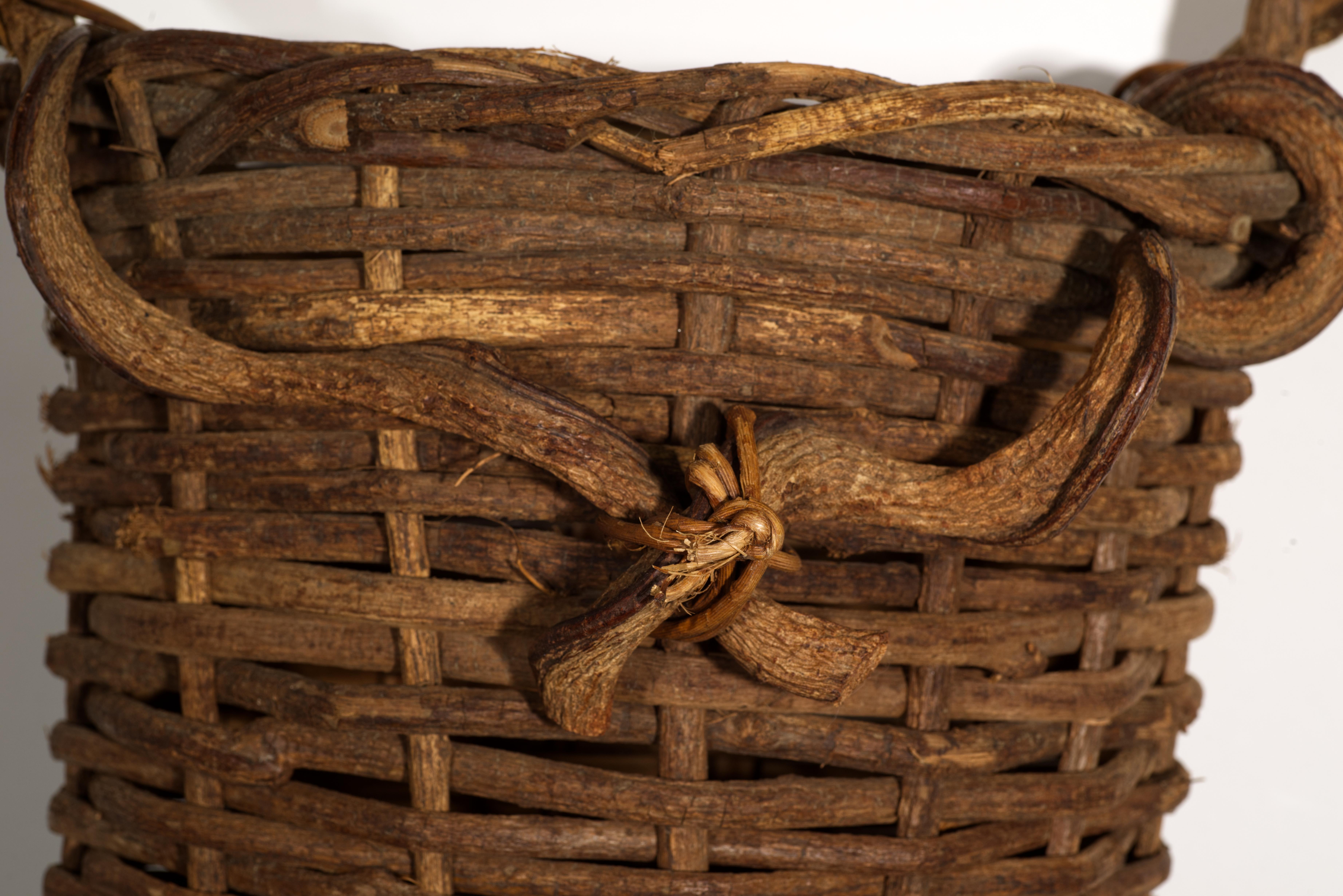 Artisanat Panier Ikebana suspendu vintage en rotin et racine torsadée tissée en vente