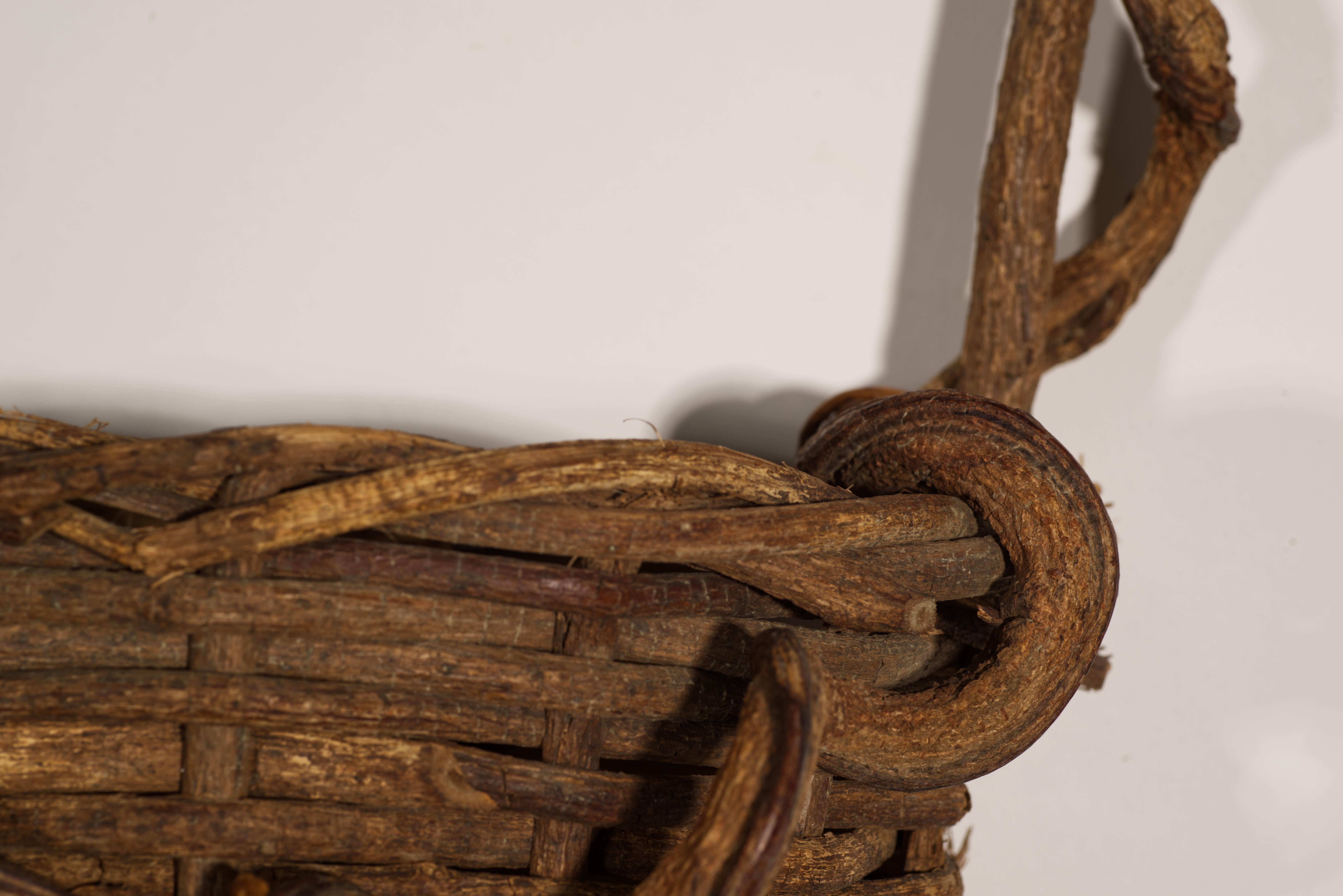 Américain Panier Ikebana suspendu vintage en rotin et racine torsadée tissée en vente