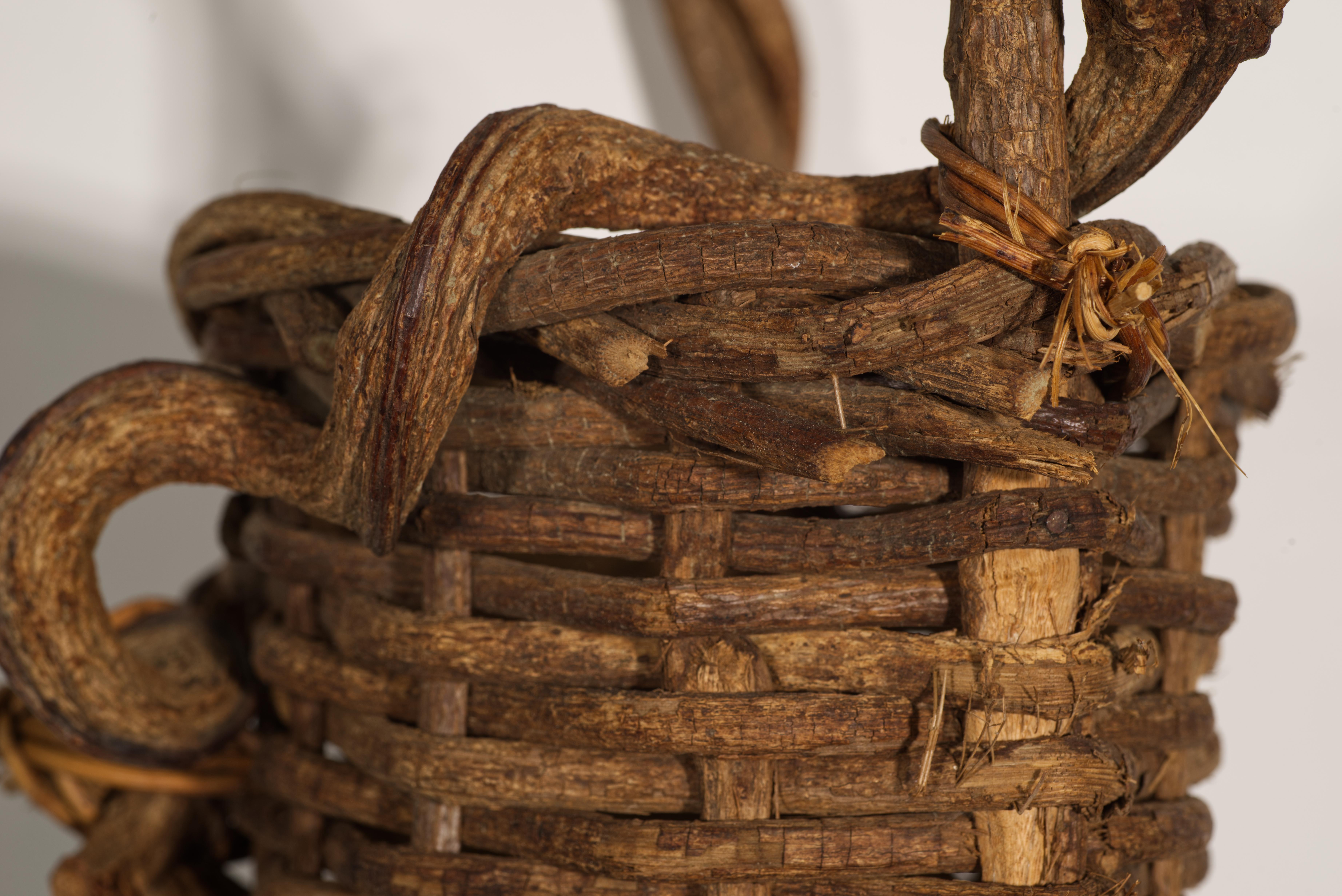 Fait main Panier Ikebana suspendu vintage en rotin et racine torsadée tissée en vente