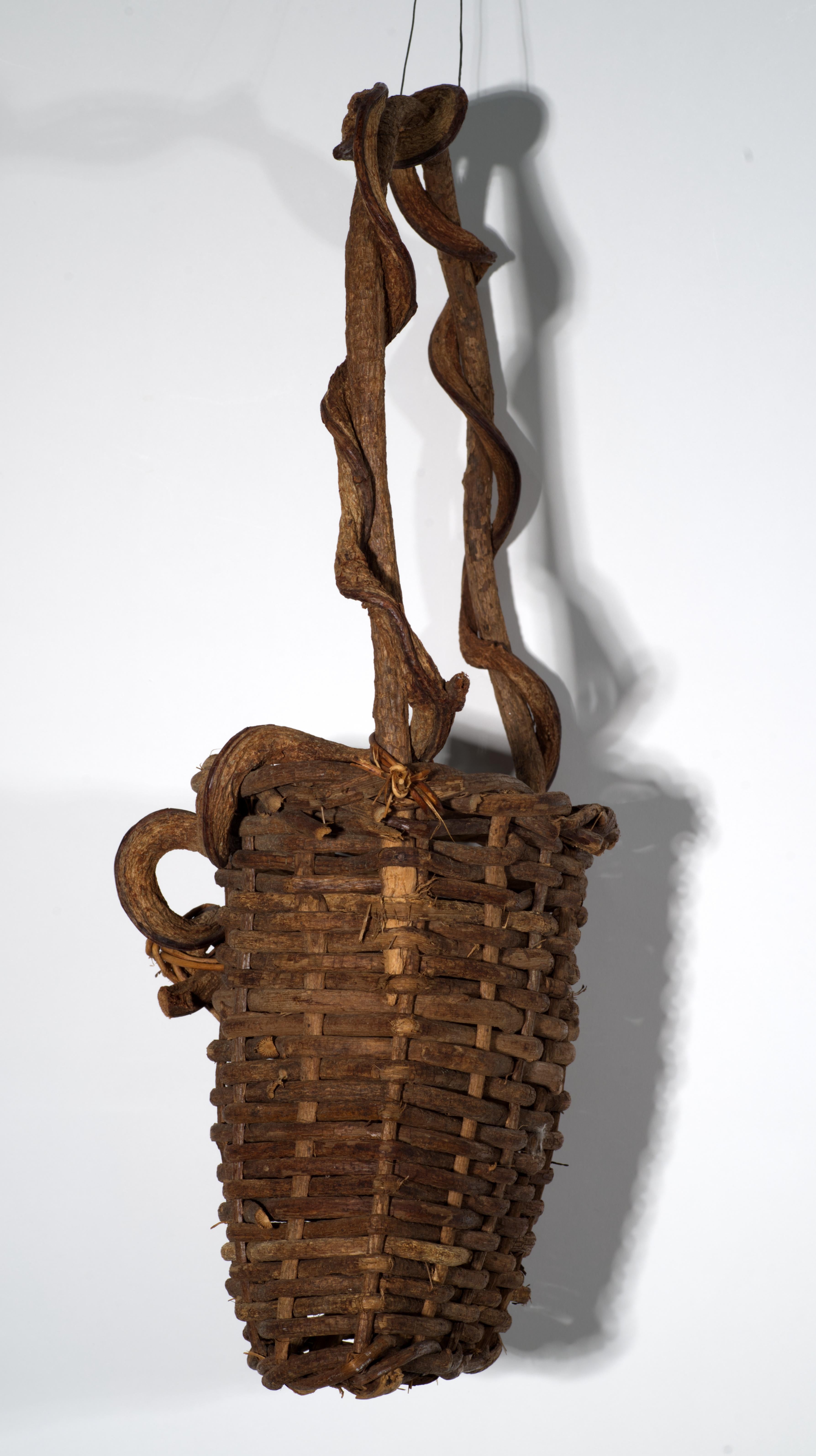 Panier Ikebana suspendu vintage en rotin et racine torsadée tissée Bon état - En vente à Clifton Springs, NY