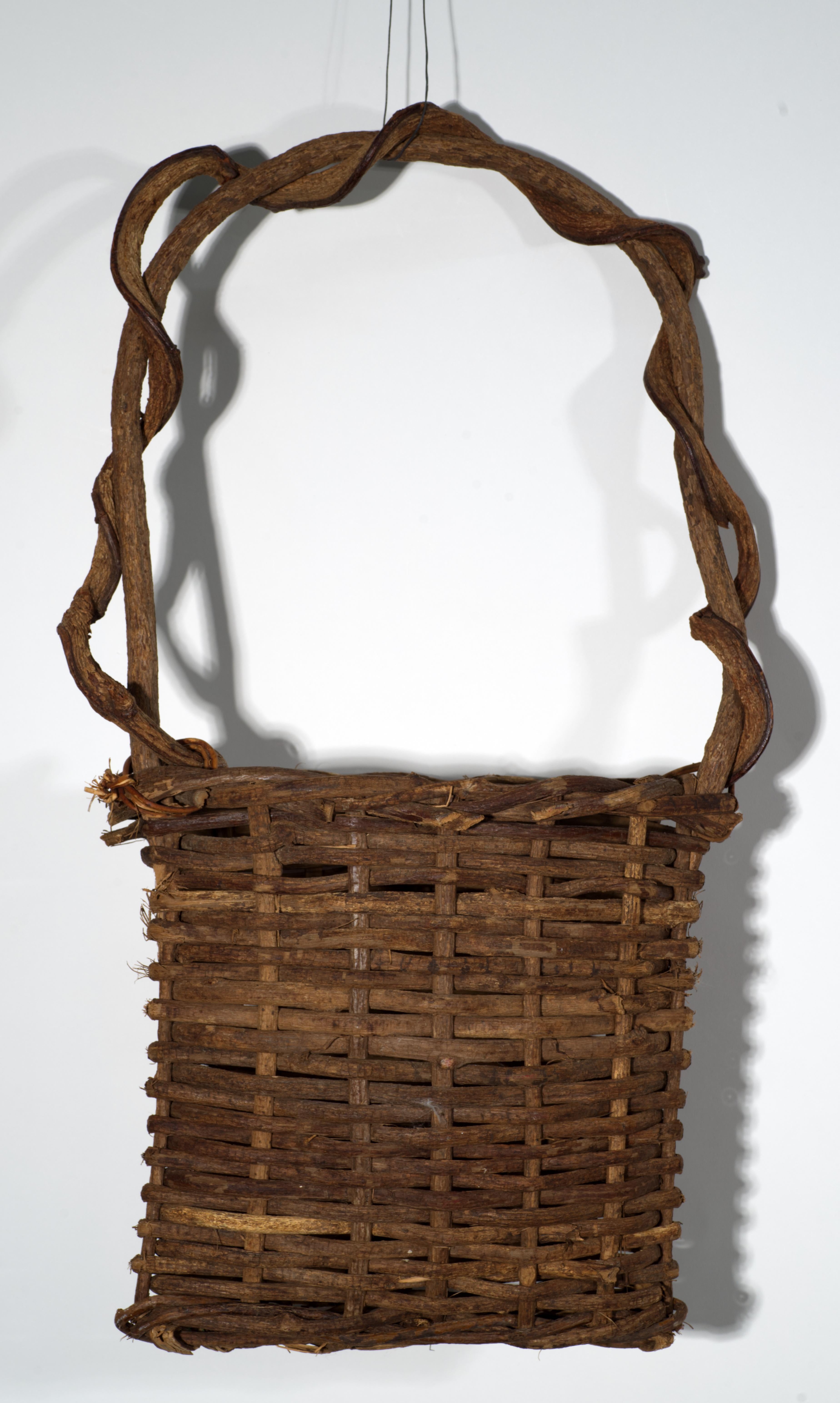 Osier Panier Ikebana suspendu vintage en rotin et racine torsadée tissée en vente