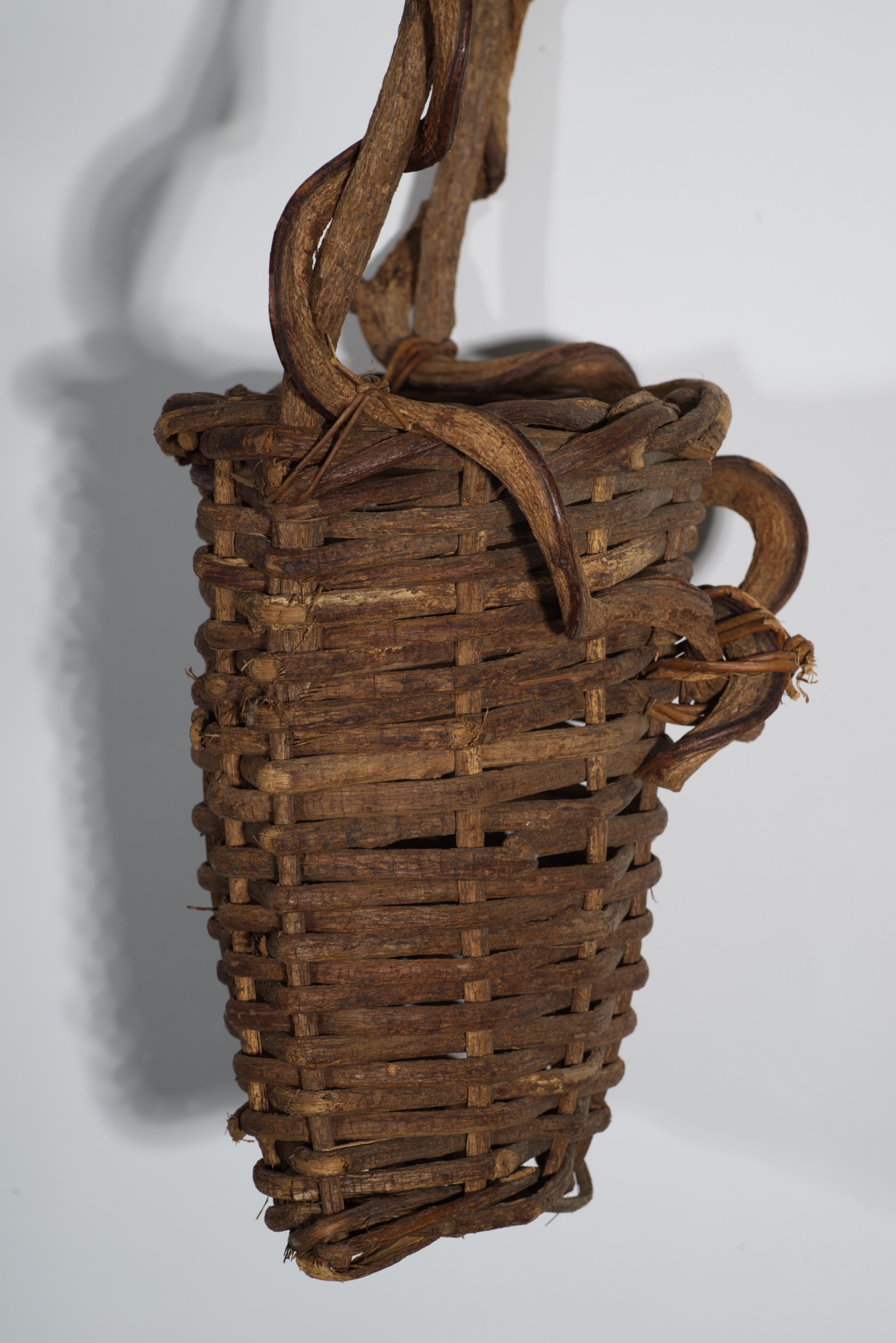 Panier Ikebana suspendu vintage en rotin et racine torsadée tissée en vente 1