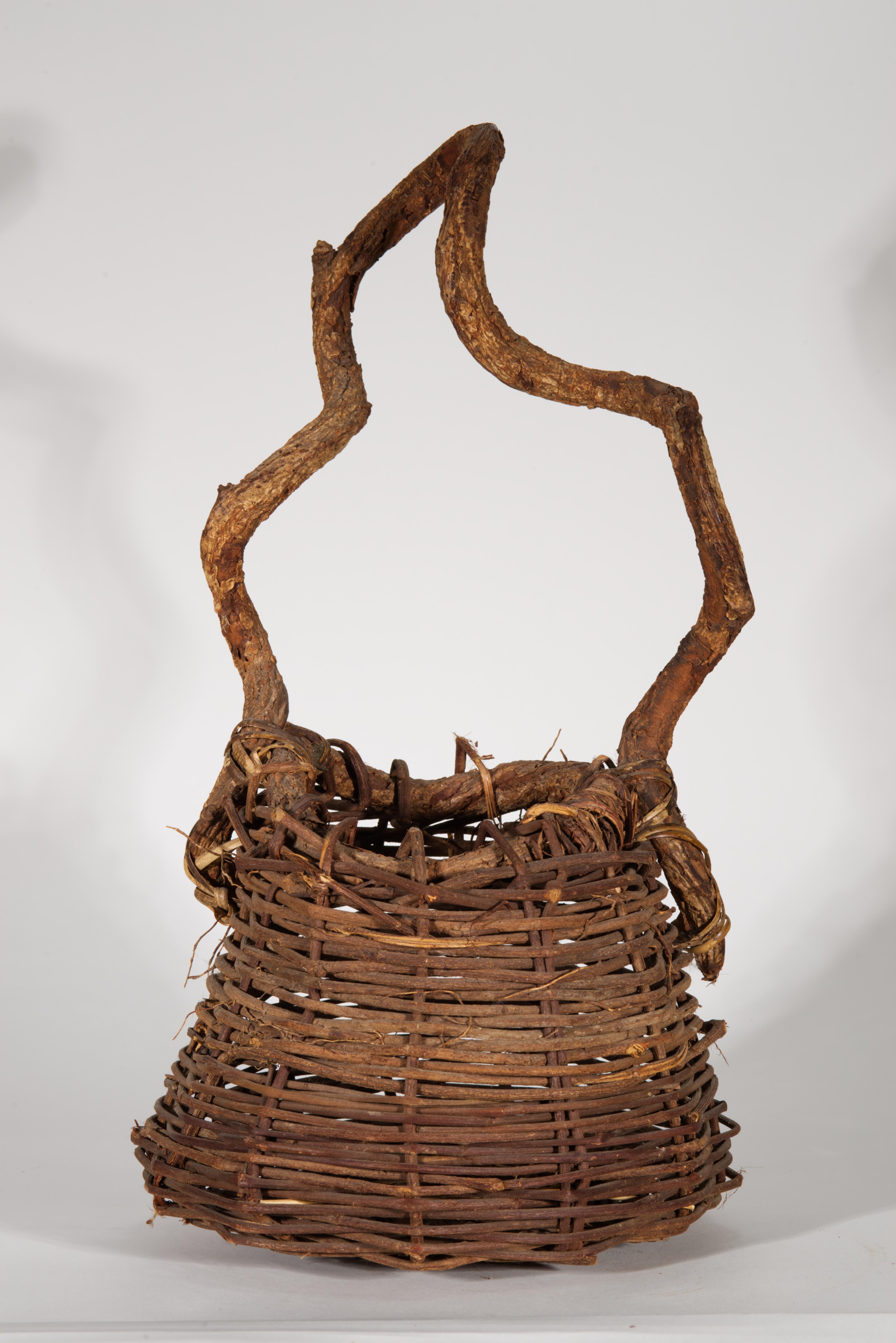 Gewebter Ikebana-Korb aus Rattan und gedrehtem Wurzelholz (Volkskunst) im Angebot