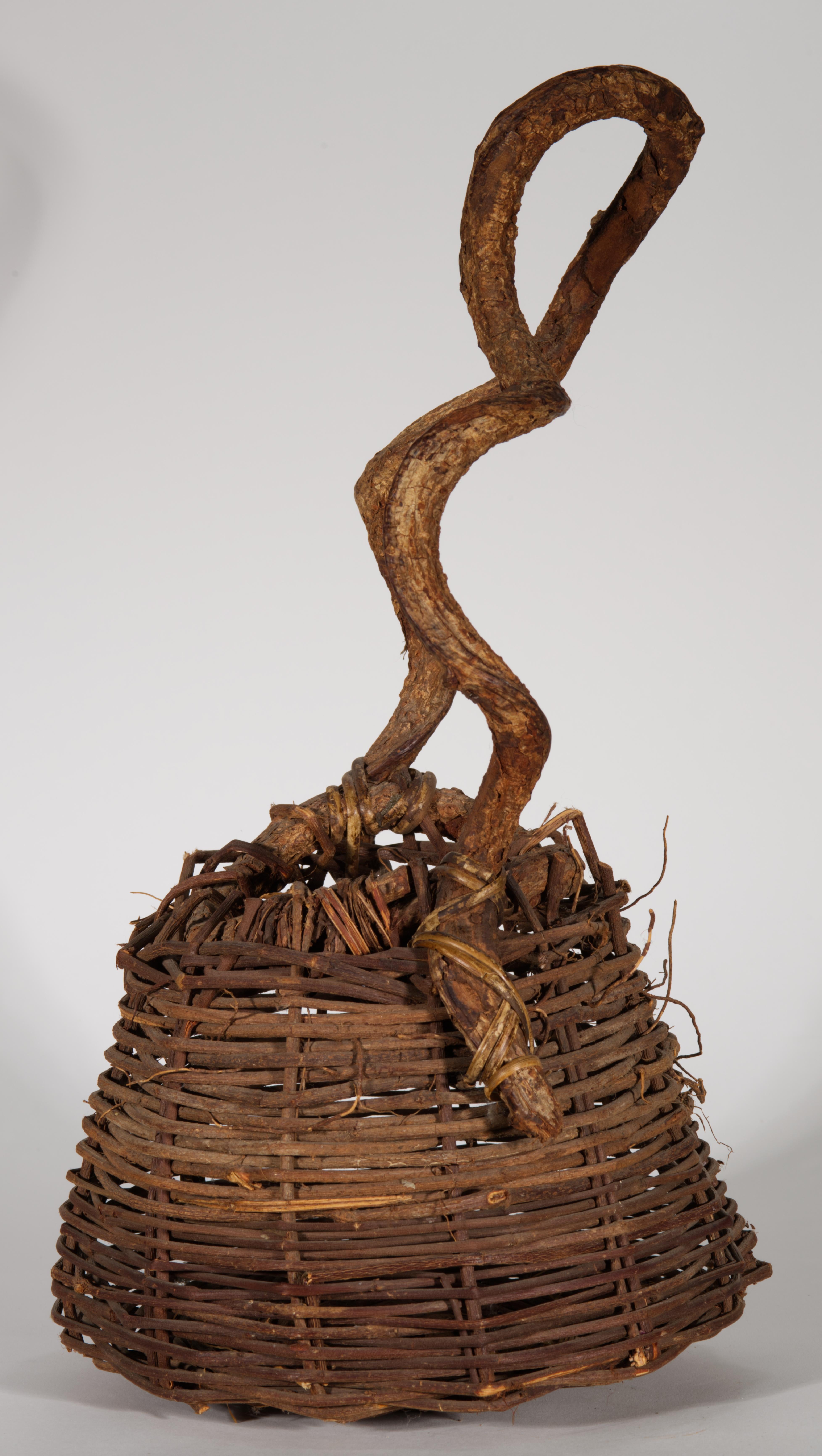 Gewebter Ikebana-Korb aus Rattan und gedrehtem Wurzelholz (amerikanisch) im Angebot