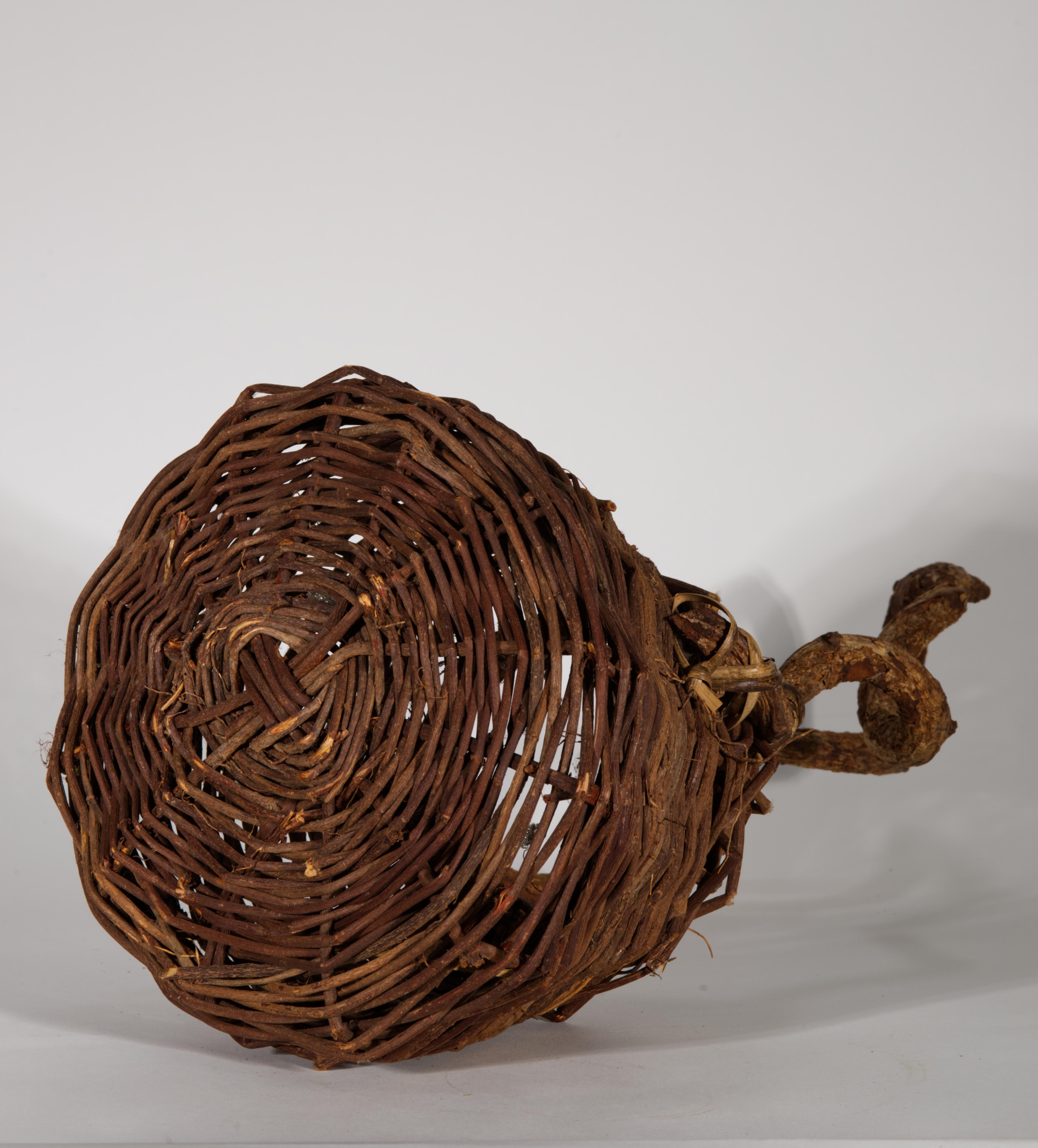Gewebter Ikebana-Korb aus Rattan und gedrehtem Wurzelholz im Zustand „Gut“ im Angebot in Clifton Springs, NY