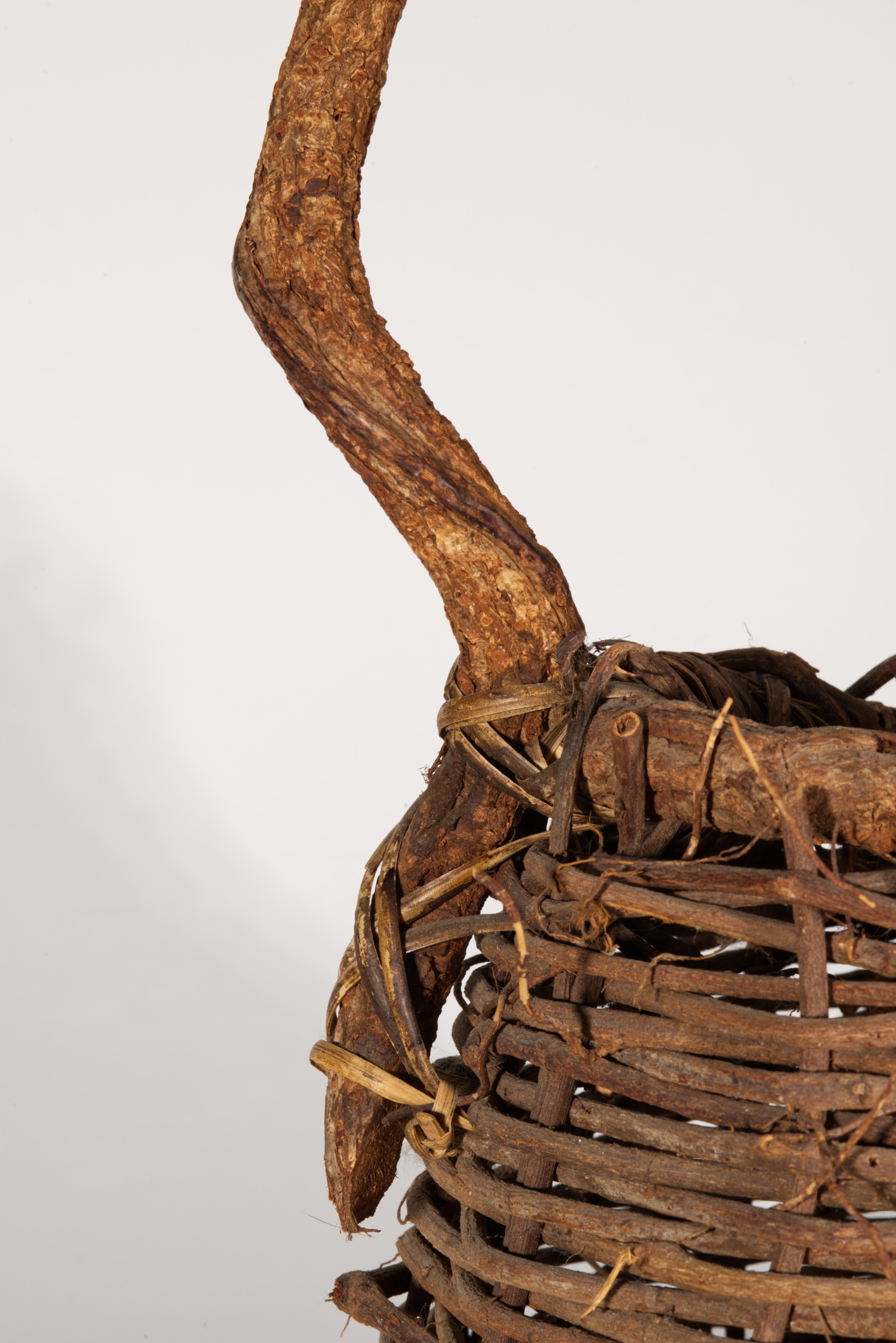 Gewebter Ikebana-Korb aus Rattan und gedrehtem Wurzelholz (Korbweide) im Angebot