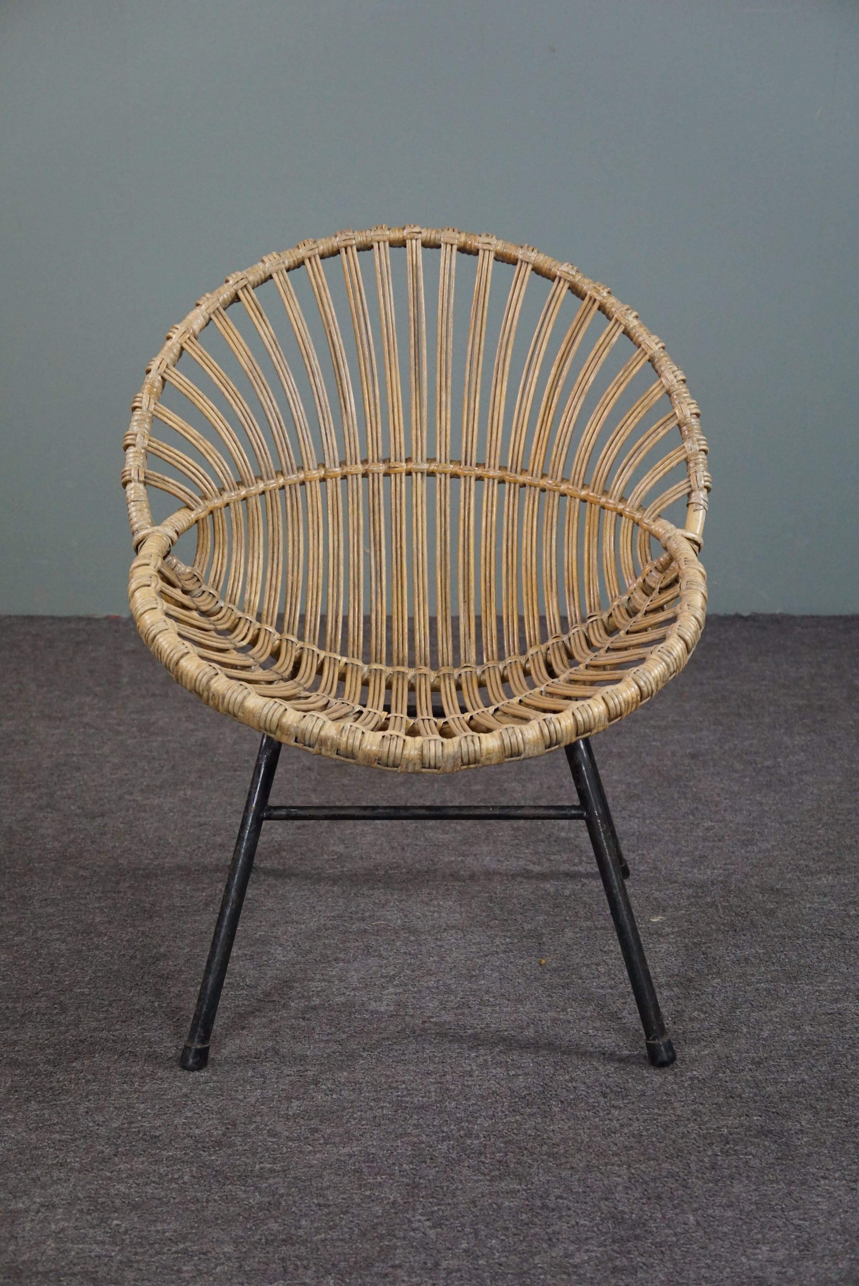 This rattan armchair has its own unique look thanks to the double bars. The seating comfort is very pleasant. The open character of this chair also gives a spatial effect to your living room, garden room or canopy. You can also decorate this
