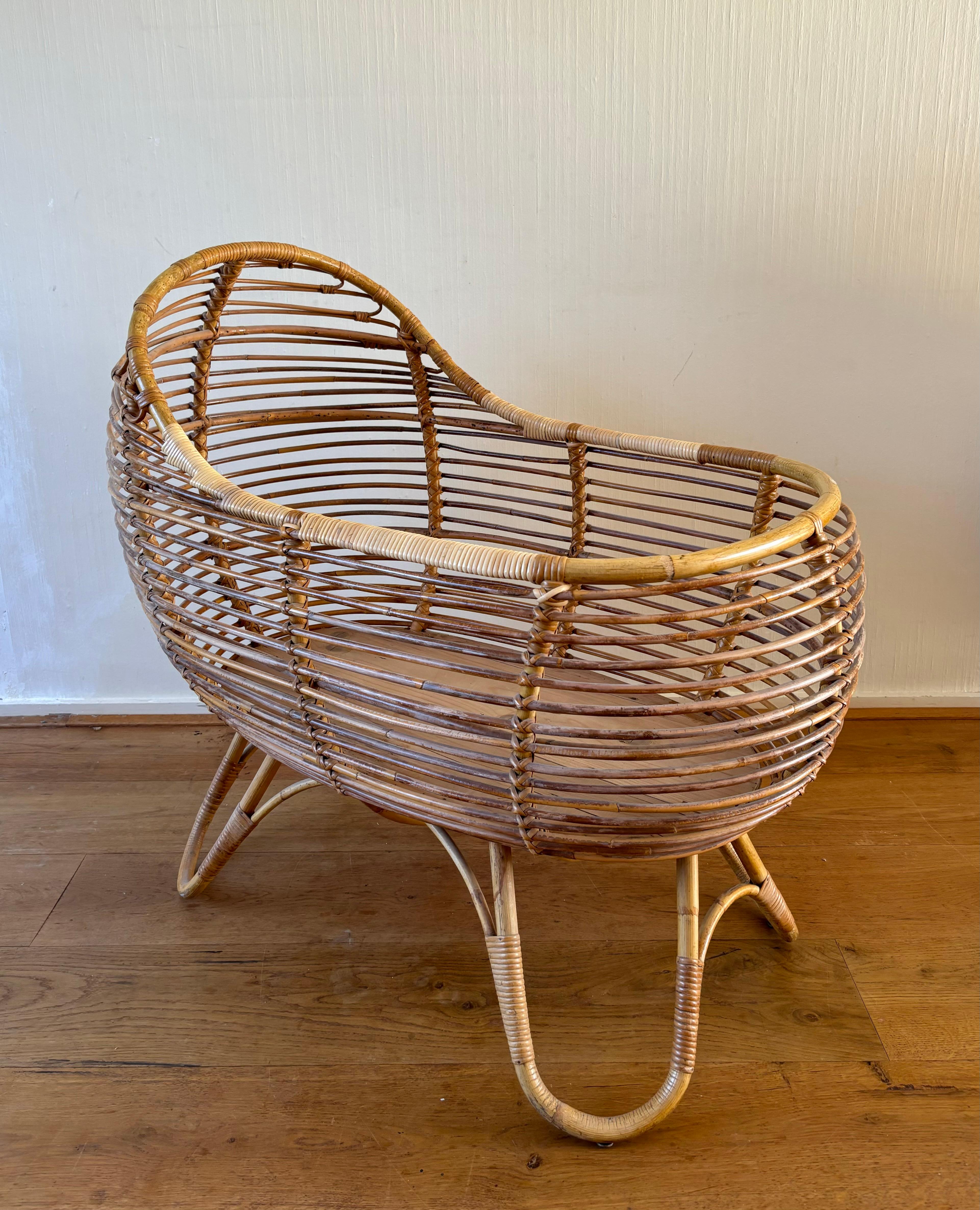 Vintage Rattan Baby Crib, Ca. 1960s In Good Condition For Sale In Schagen, NL